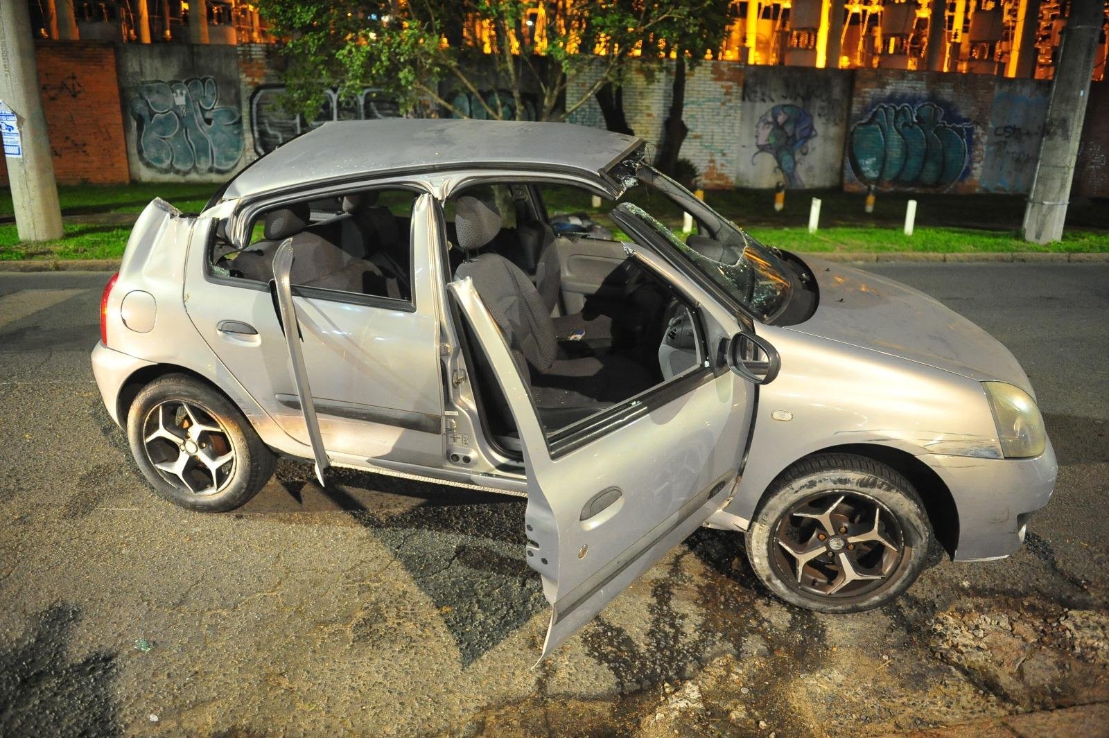 Ve&iacute;culo ficou destru&iacute;do no acidente