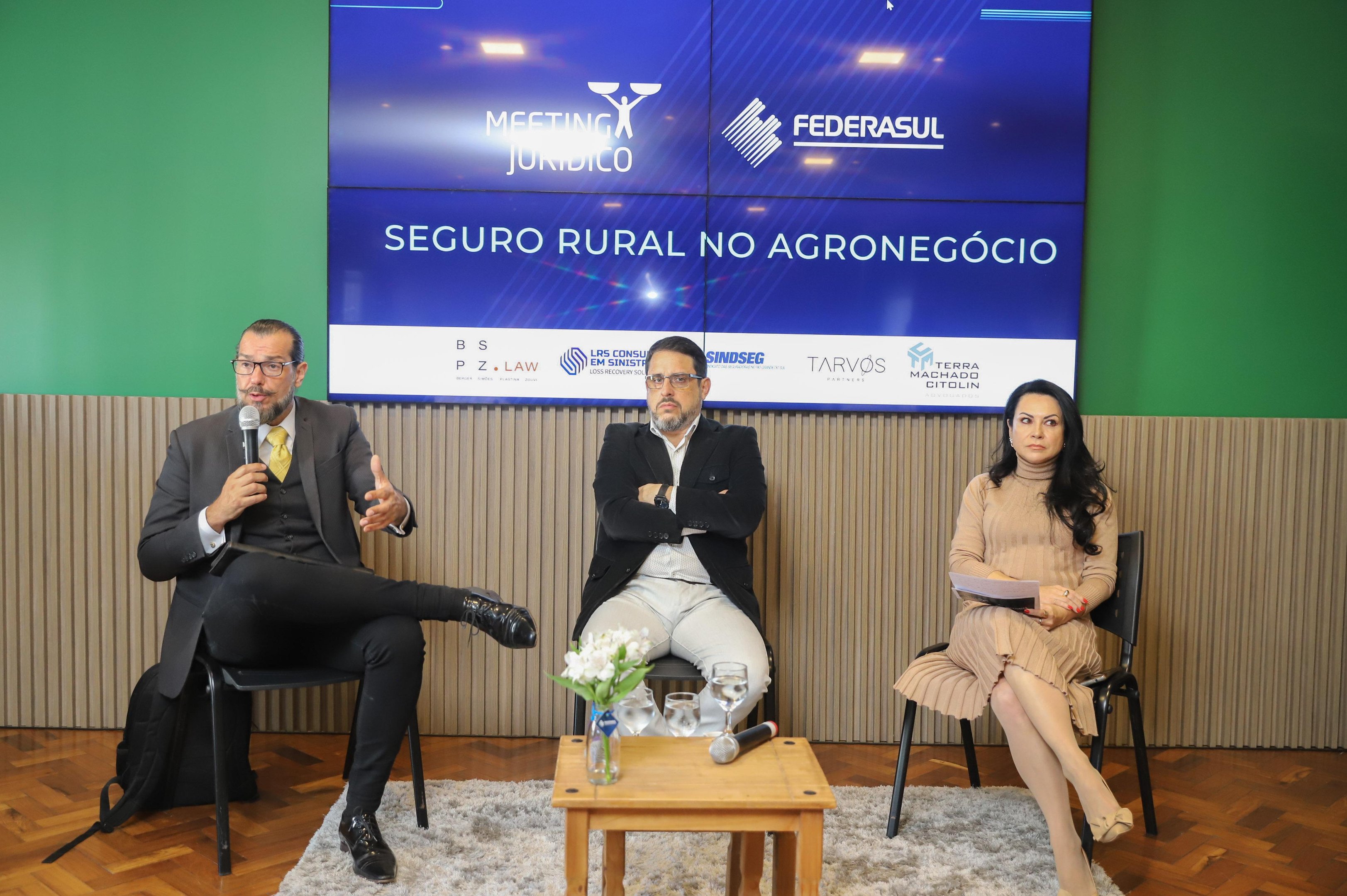 Advogados Ricardo Villar, &agrave; esquerda, Juliano Ferrer e Jaqueline Wichineski, da Divis&atilde;o Jur&iacute;dica da Federasul