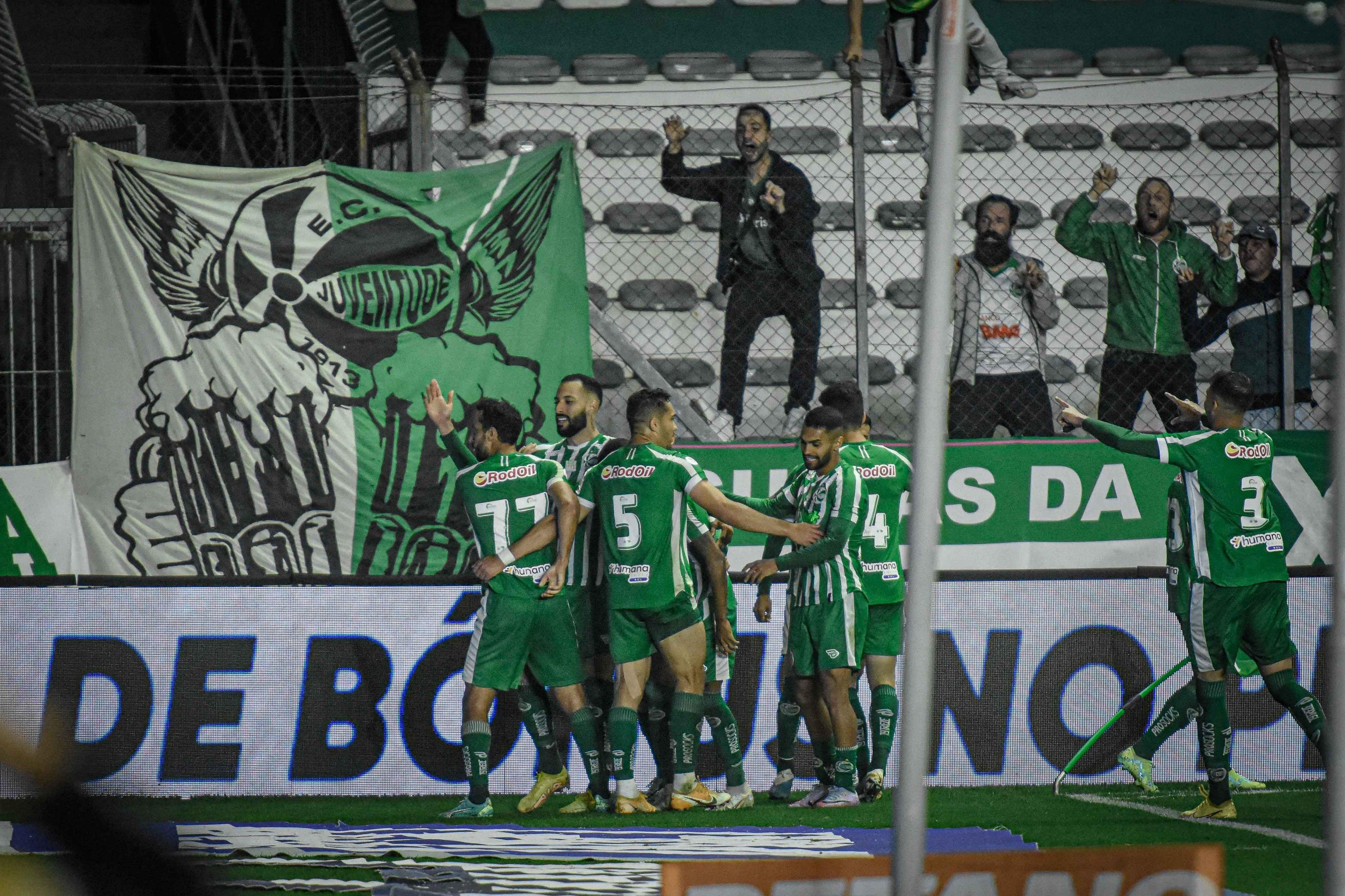 Festa alviverde no Jaconi