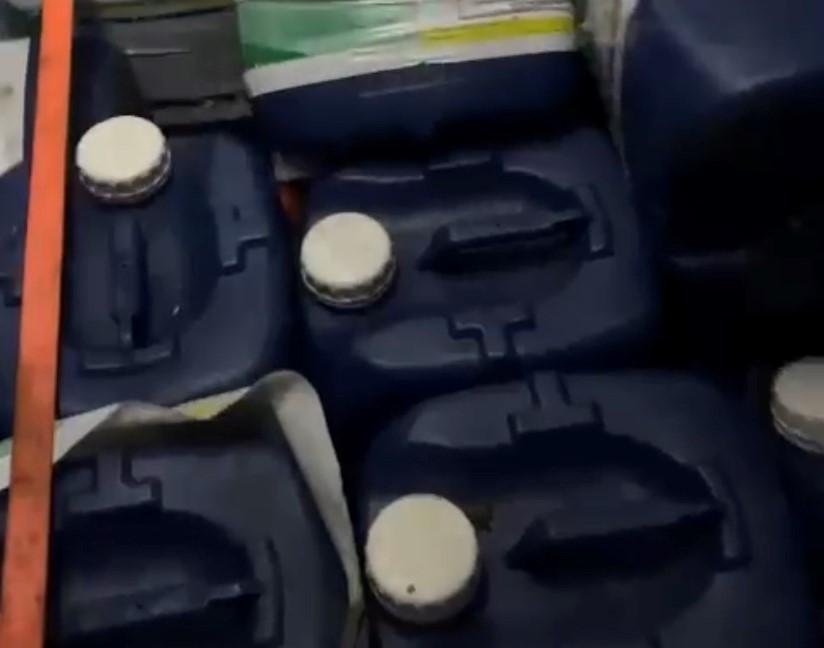 Policiais apreenderam gal&otilde;es com o herbicida Paraquat, proibido no pa&iacute;s