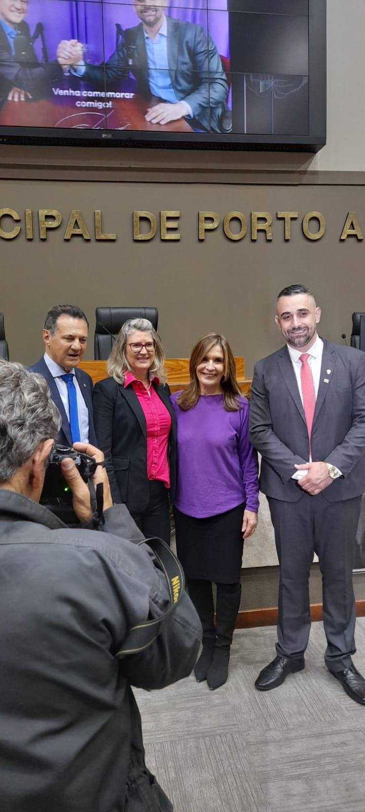 Giovani Cherini, sua esposa Adriane Cerini, M&ocirc;nica Leal e o vereador Alexandre Bobadra (PL)