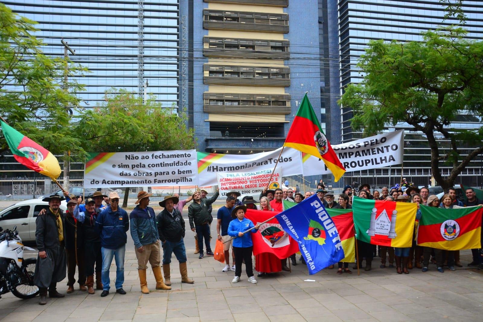 Manifestantes protestam para que obras sejam retomadas e Acampamento Farroupilha 2023 aconte&ccedil;a.