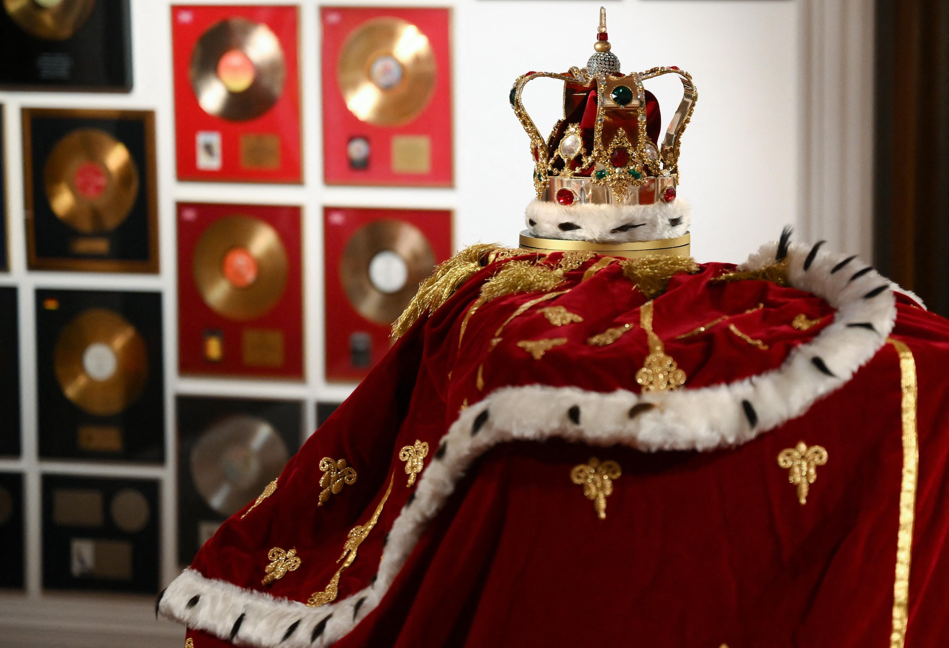 A coroa e a capa que o artista usava em "God Save The Queen" est&atilde;o entre os itens expostos
