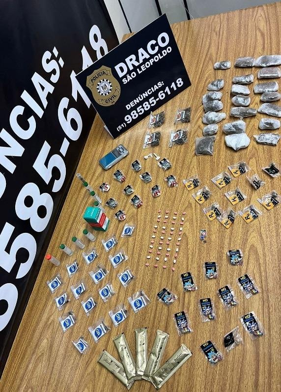 Entre os itens apreendidos durante o cumprimento do mandado de busca e apreens&atilde;o est&atilde;o aparelhos celulares, maconha, LSD, ecstasy,  coca&iacute;na, haxixe e MDMA
