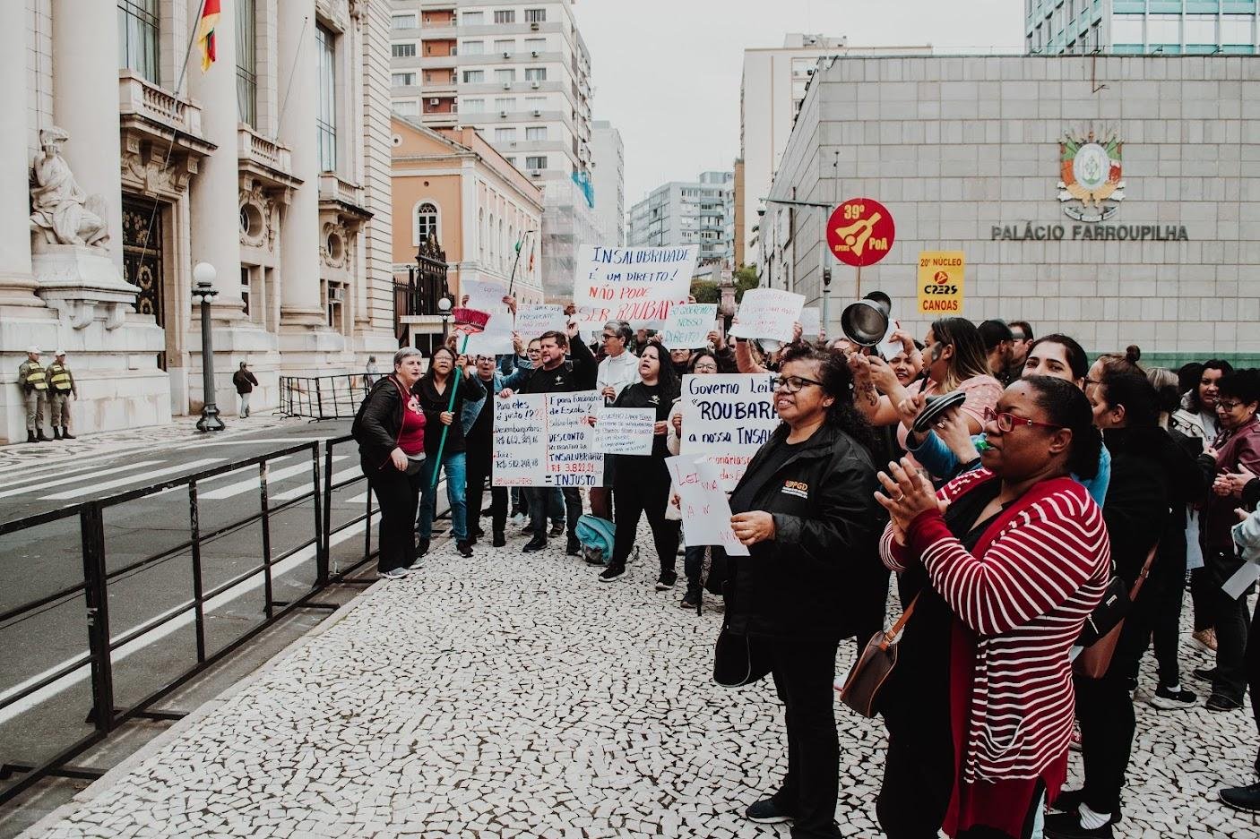 Servidores, funcion&aacute;rios e parlamentares se reuniram em frente ao Pal&aacute;cio Piratini, na Capital