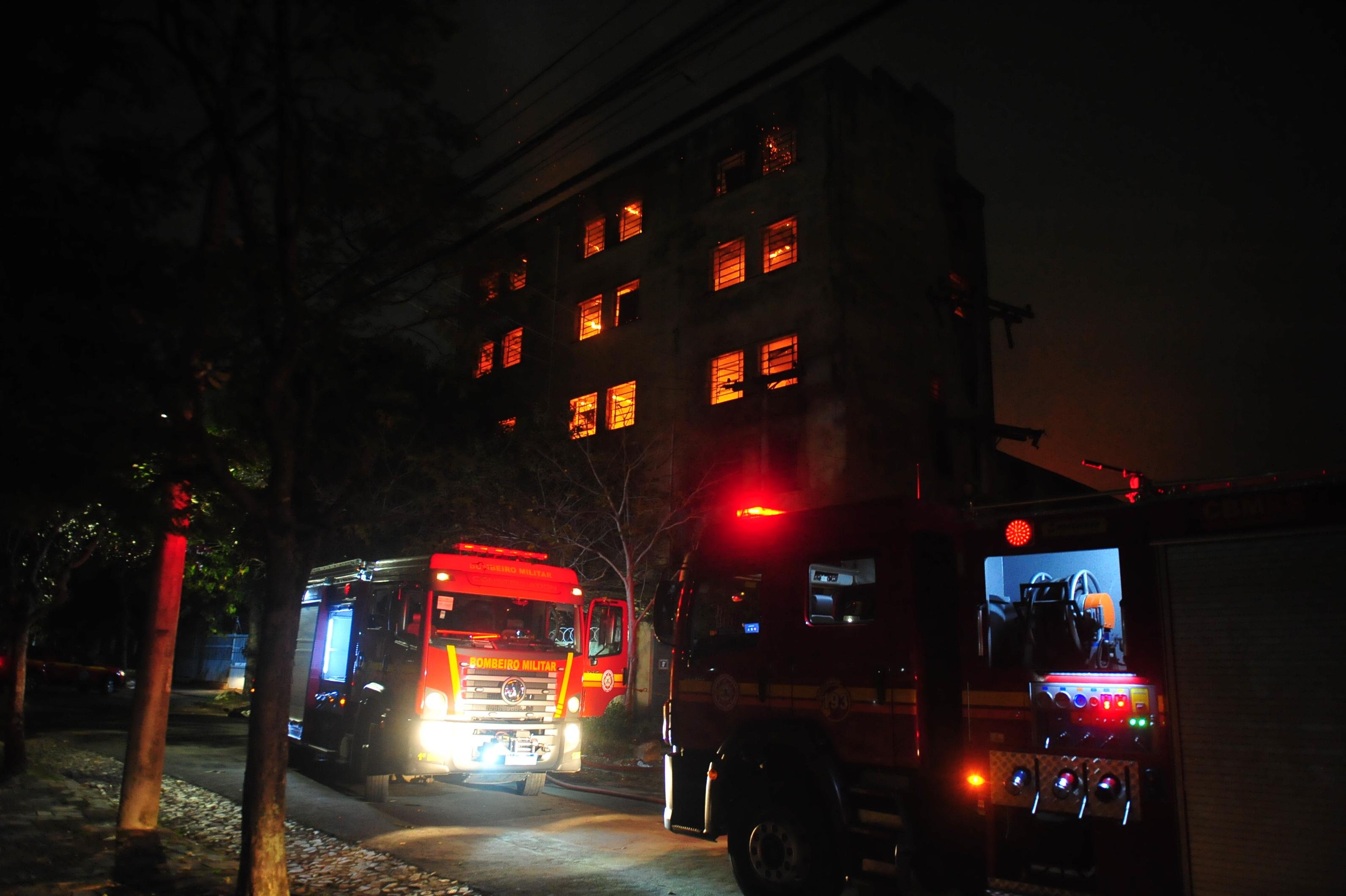 Edifica&ccedil;&atilde;o foi tomada pelo fogo