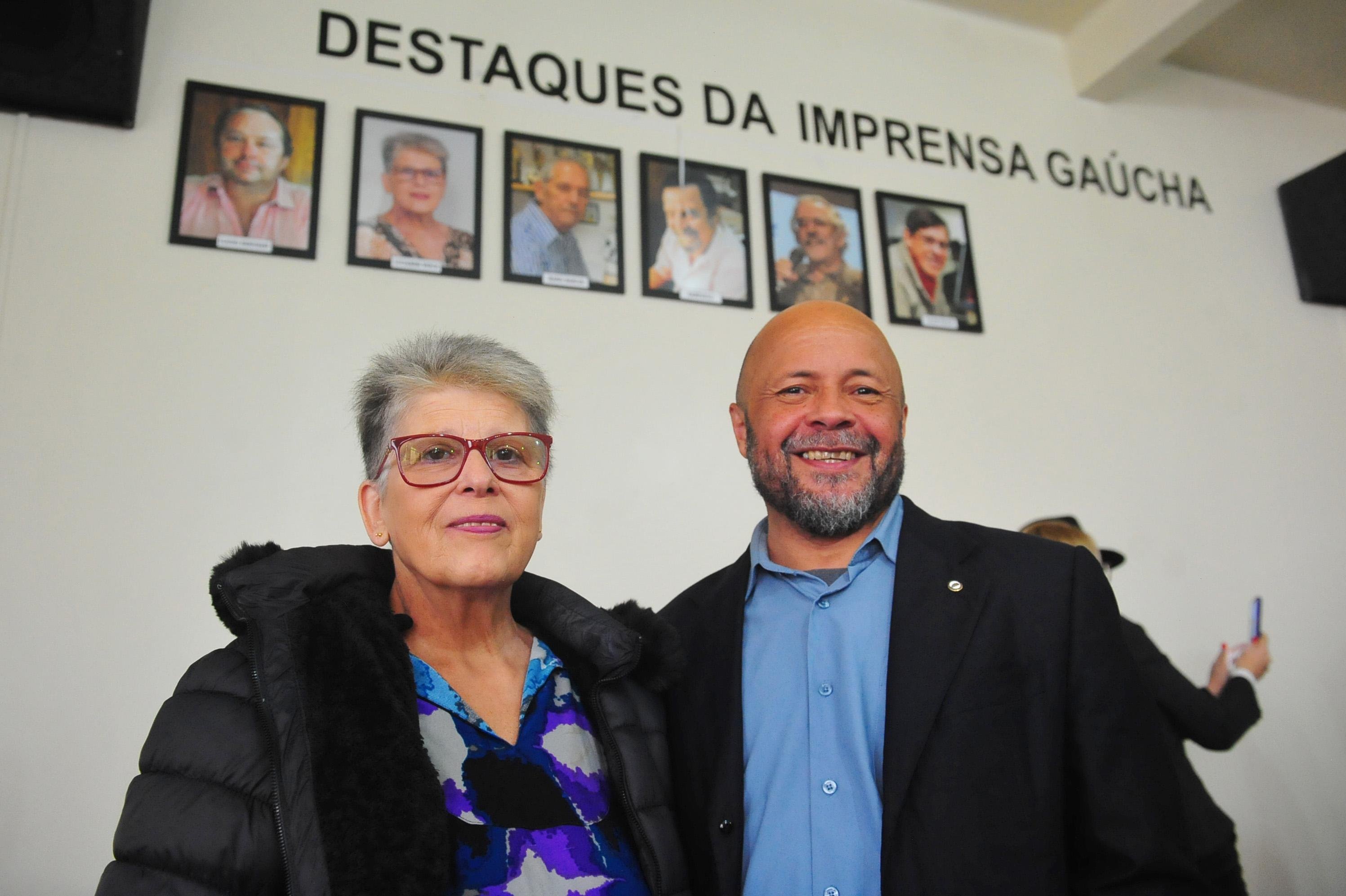 A jornalista do Correio do Povo Luciamem Wink ao lado do presidente da ARI, Jos&eacute; Nunes