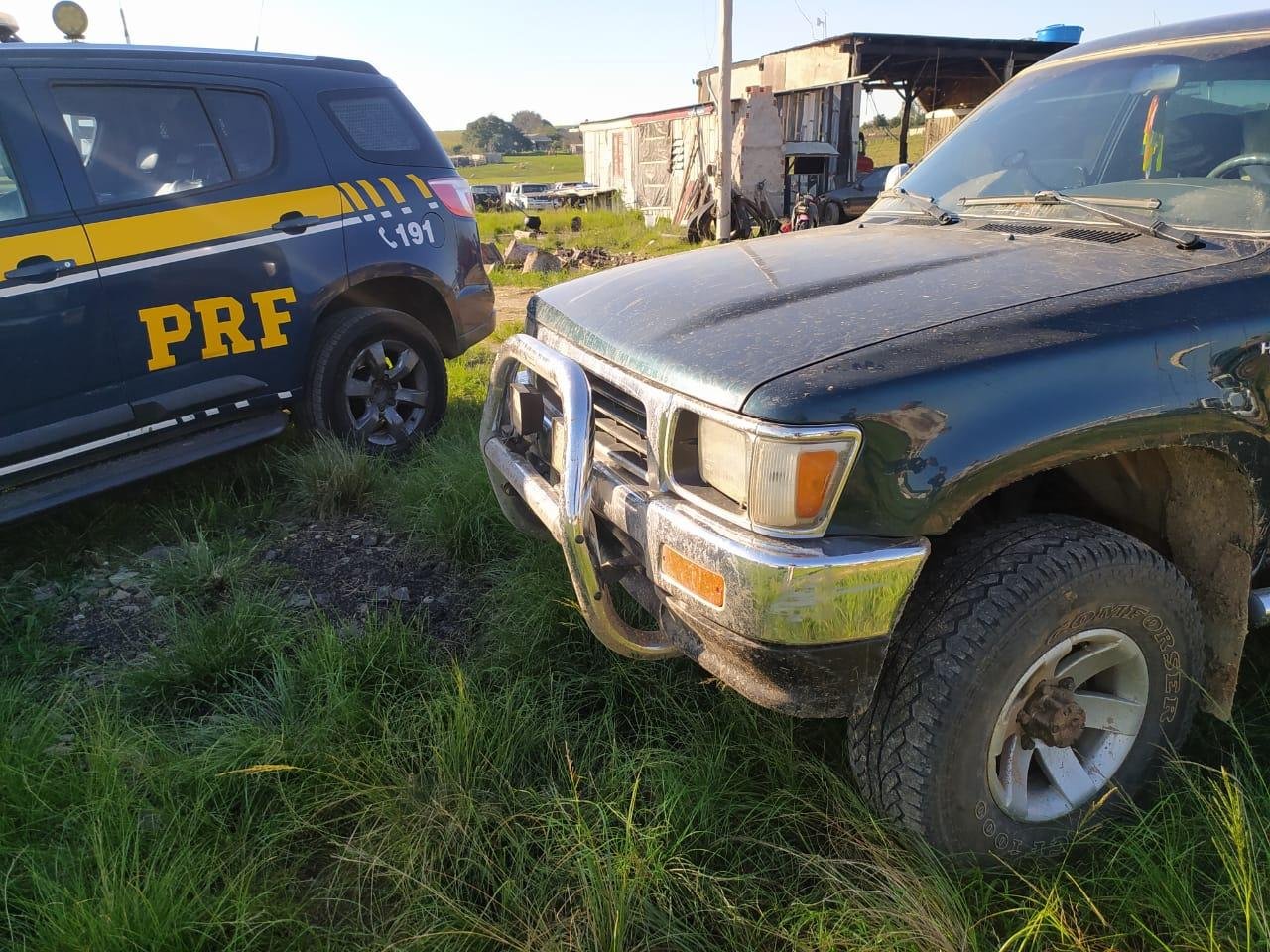 A PRF abordou o motorista da Hilux, ap&oacute;s den&uacute;ncia telef&ocirc;nica informando que ele havia fugido de uma acidente na RS 471, em Monte Castelo