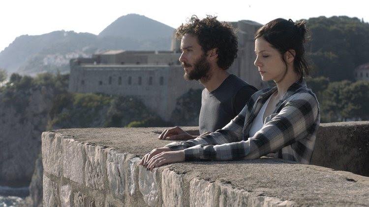 Na Cro&aacute;cia, Raul (Jo&atilde;o Campos) cruza com a Isabel (Elisa Volpatto), cuja vida tamb&eacute;m passou por problemas