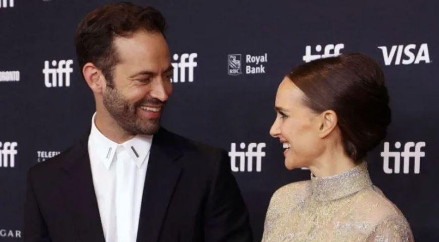Benjamin Millepied e Natalie Portman em chegada a uma edi&ccedil;&atilde;o do Festival de Toronto (TIFF), quando ela vestia um Dior