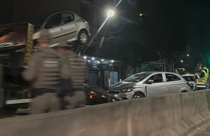 Um dos carros chegou a capotar