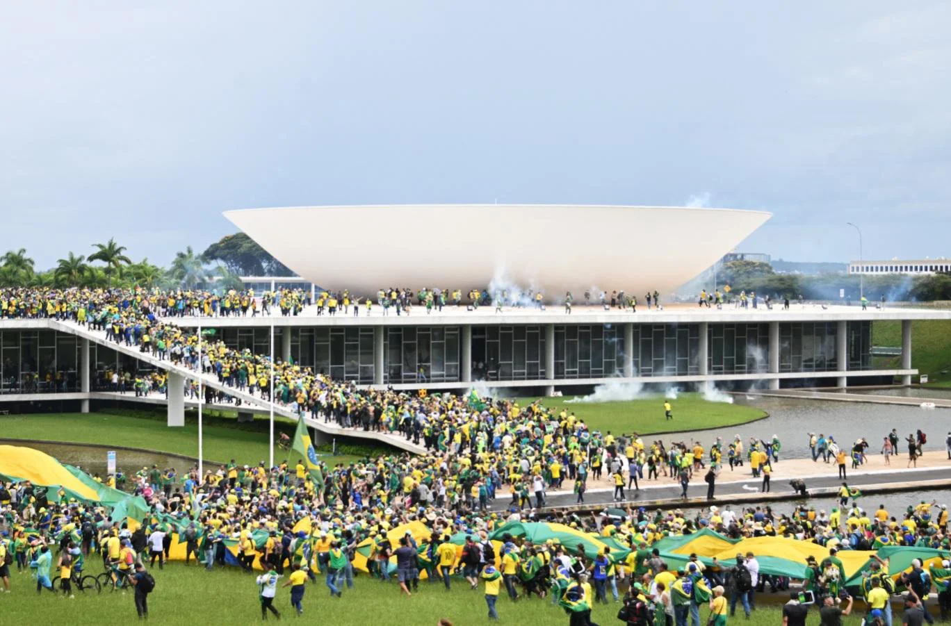 Multid&atilde;o promoveu atos anti-democr&aacute;ticos na Esplanada