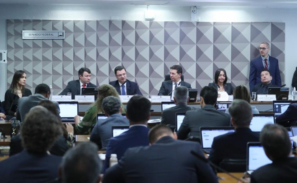 Clima na CPMI come&ccedil;ou a ficar acalorado durante a fala de Feliciano, que parabenizou e chamou Torres de "her&oacute;i brasileiro"