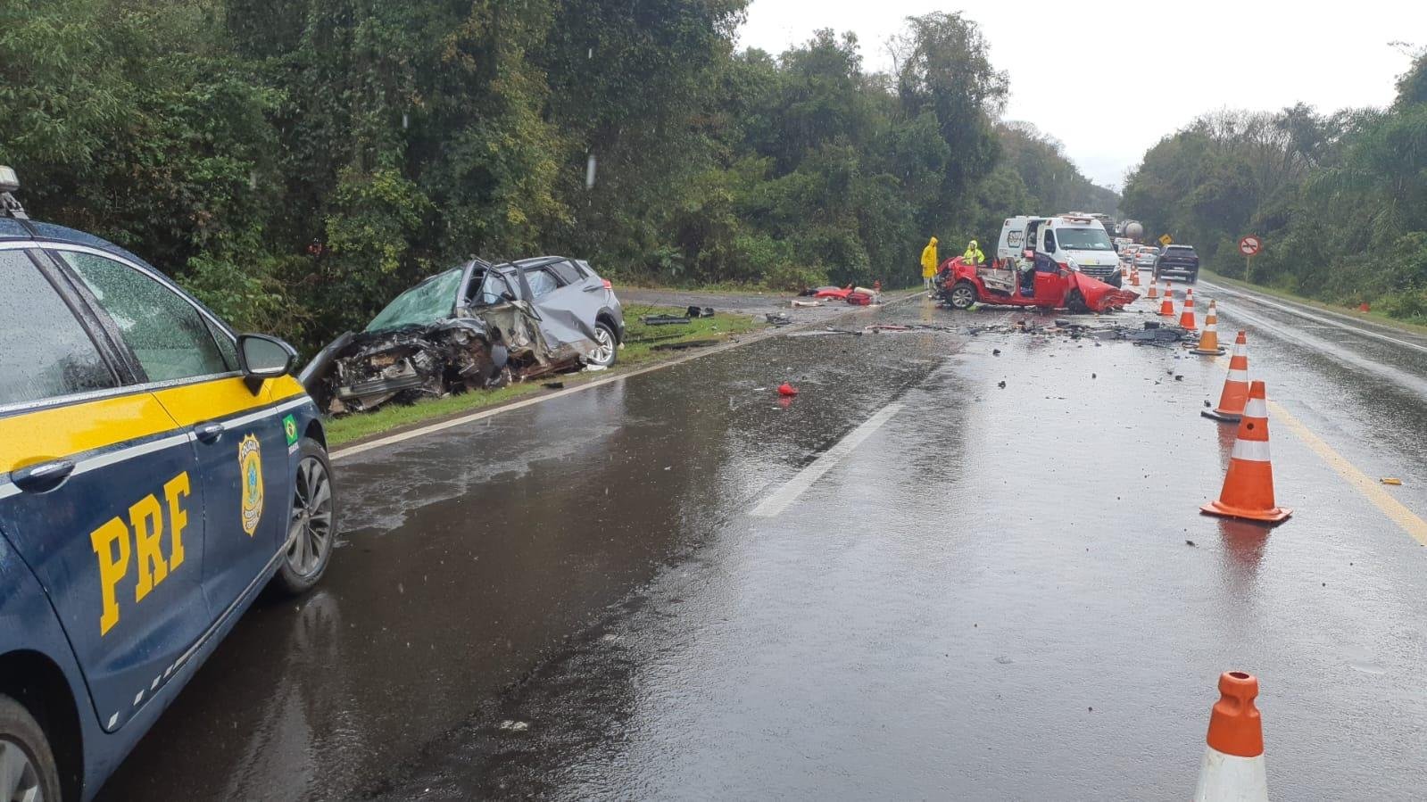 Acidente entre dois ve&iacute;culos interrompeu tr&acirc;nsito no km 226 da BR 386