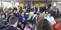 Filósofo político norte-americano Michael Sandel em encontro com o governador do RS e a comunidade no Morro da Cruz.