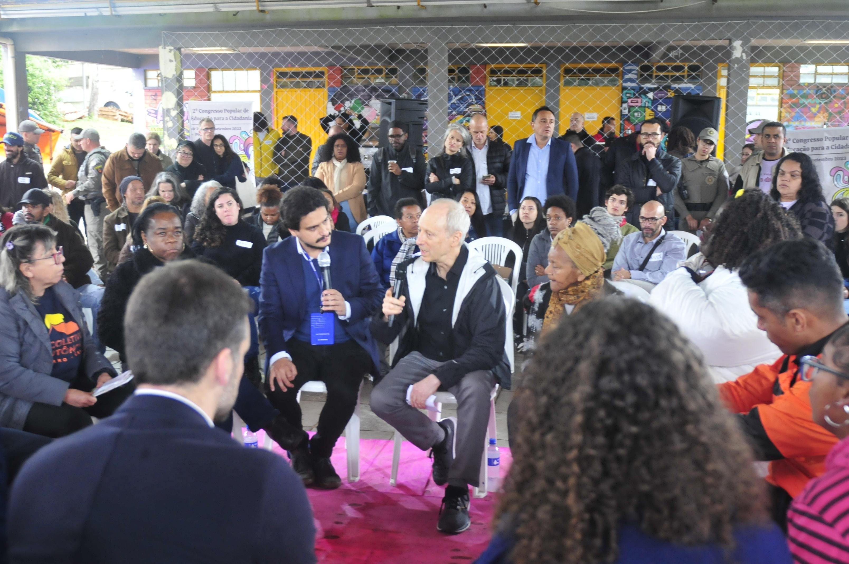 Fil&oacute;sofo pol&iacute;tico norte-americano Michael Sandel em encontro com o governador do RS e a comunidade no Morro da Cruz.