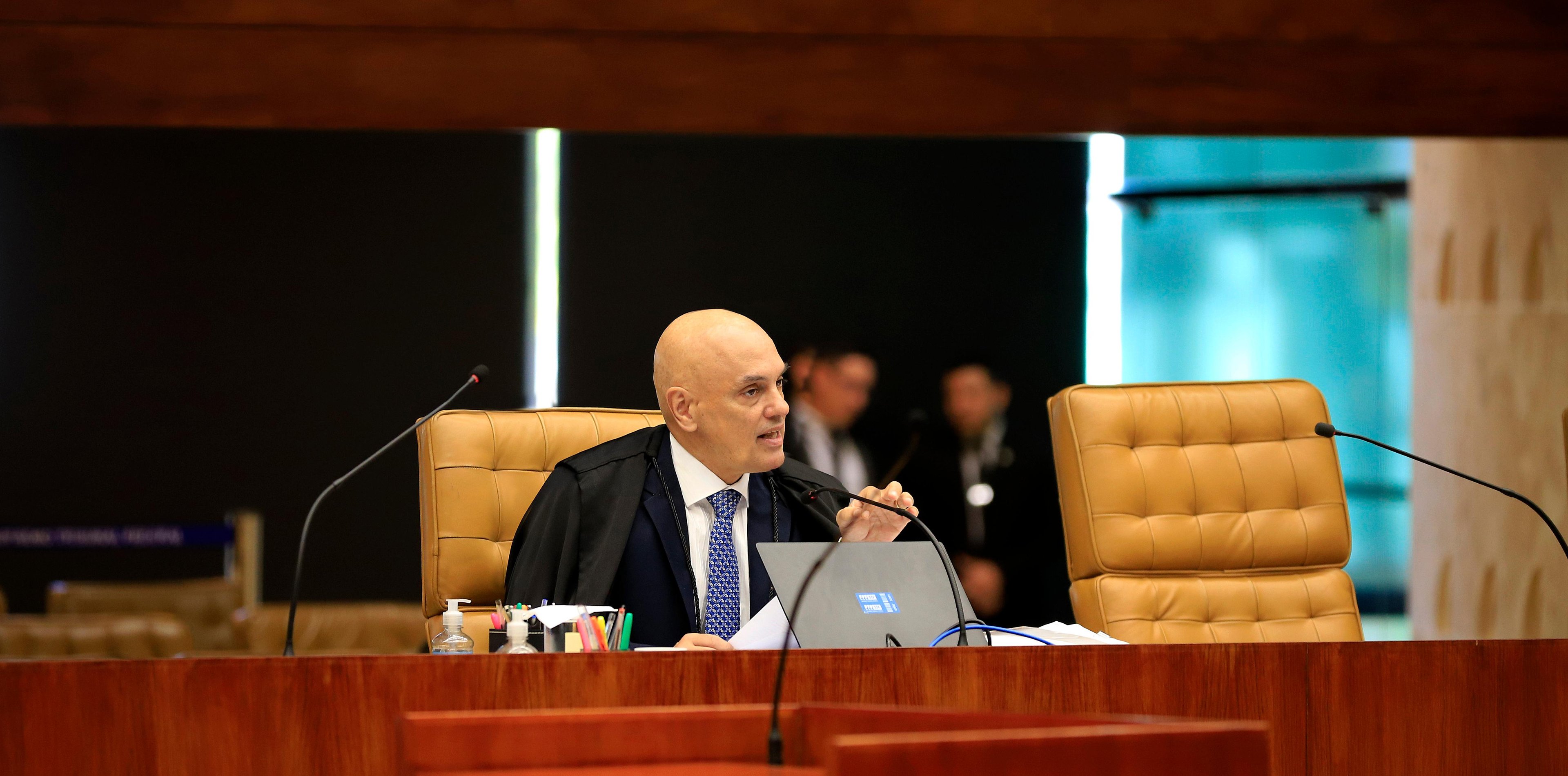Antes, Alexandre, aos risos, tinha se manifestado: "a vota&ccedil;&atilde;o n&atilde;o foi no TSE"