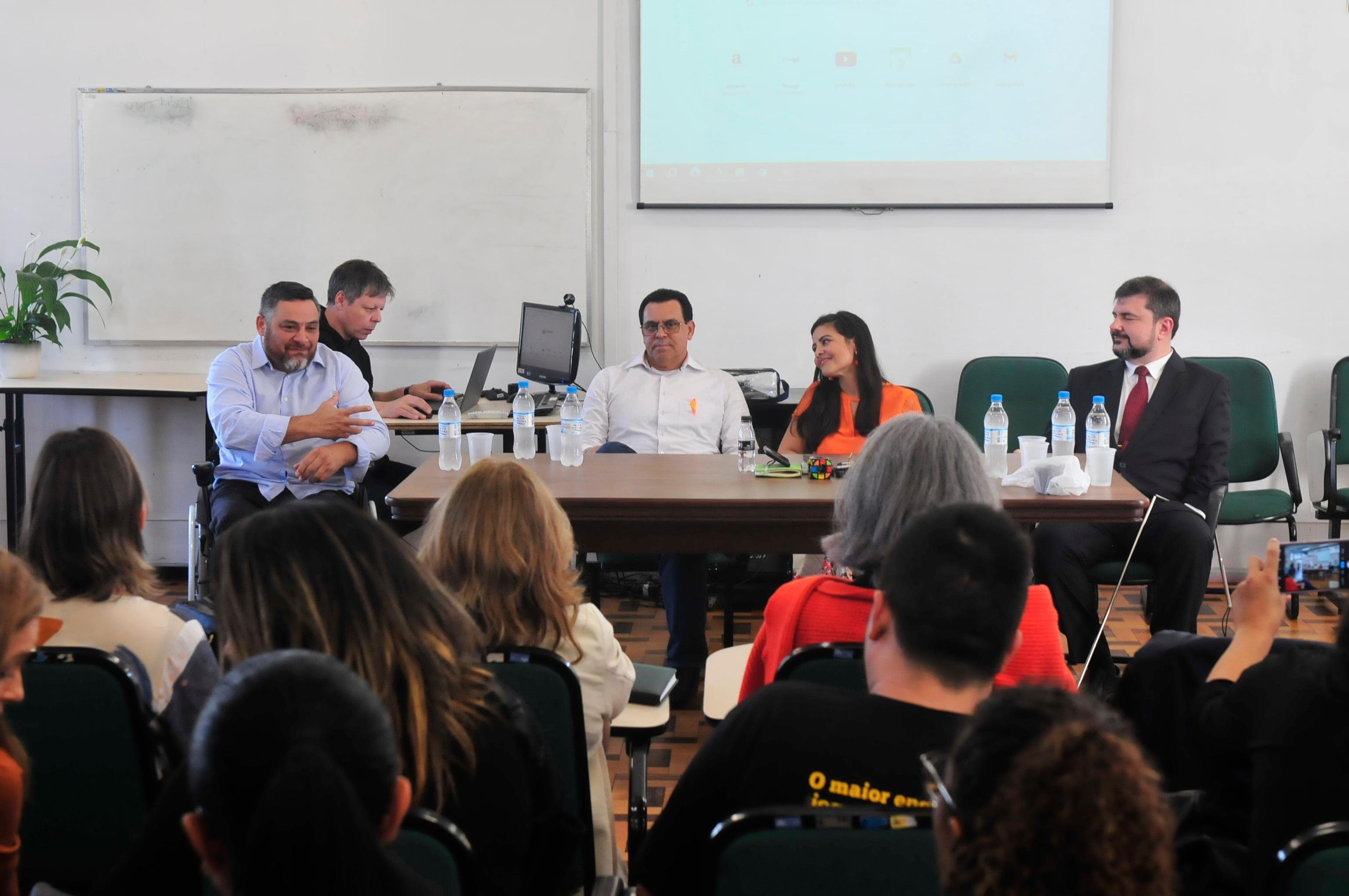 Semin&aacute;rio reuniu especialistas e interessados no tema para debater pol&iacute;ticas p&uacute;blicas para pessoas com altas habilidades.