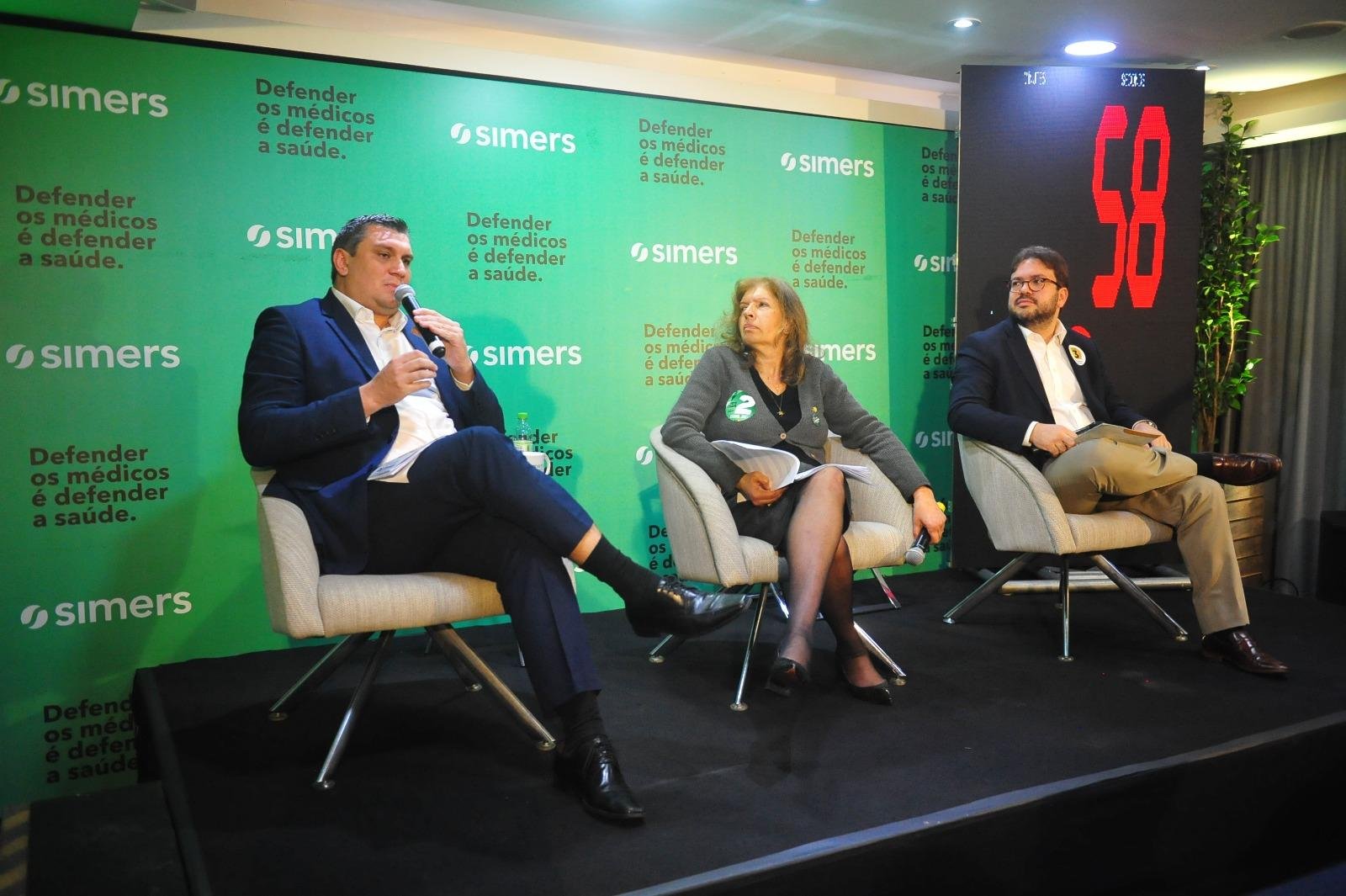 Entre s pautas abordadas no debate estavam a prolifera&ccedil;&atilde;o de escolas m&eacute;dicas, o revalida, exerc&iacute;cio ilegal da medicina e a autonomia m&eacute;dica