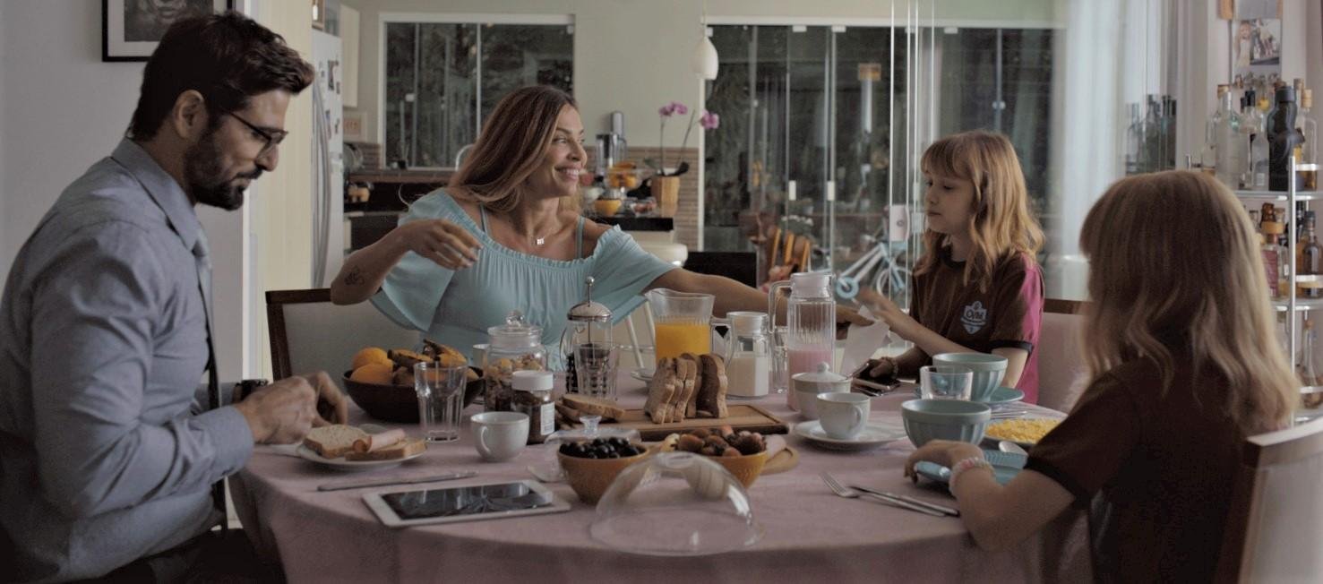 A atriz Grazi Massafera interpreta uma mulher suspeita sobre acontecimentos que envolvem suas filhas g&ecirc;meas