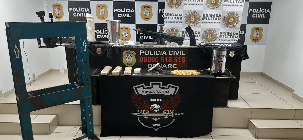 Policiais localizaram uma espingarda calibre 12 autom&aacute;tica turquesa e uma pistola calibre 9 mil&iacute;metros