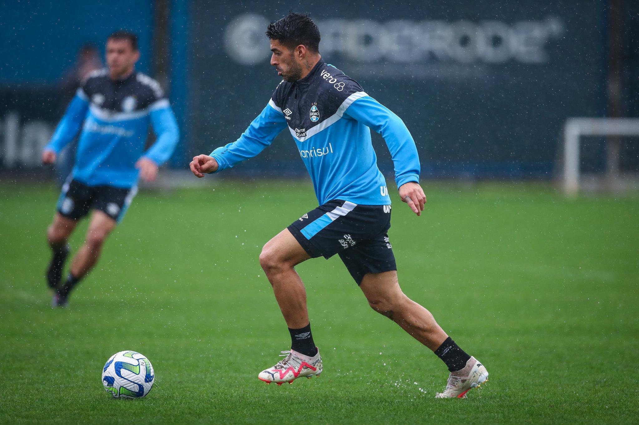 Su&aacute;rez vai estar em campo contra os cariocas