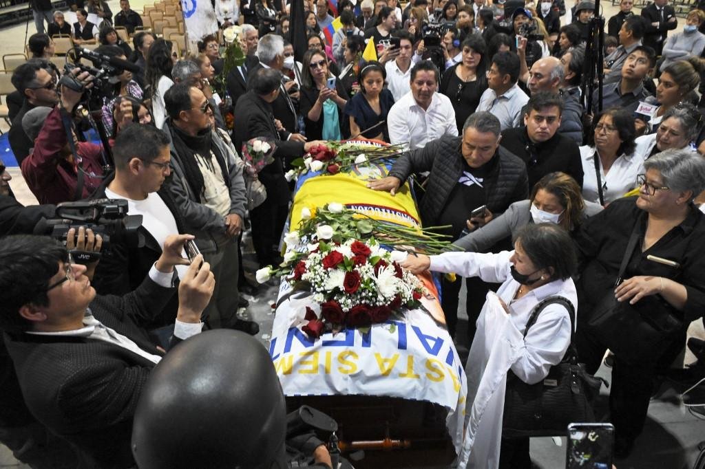 Multid&atilde;o prestou suas homenagens