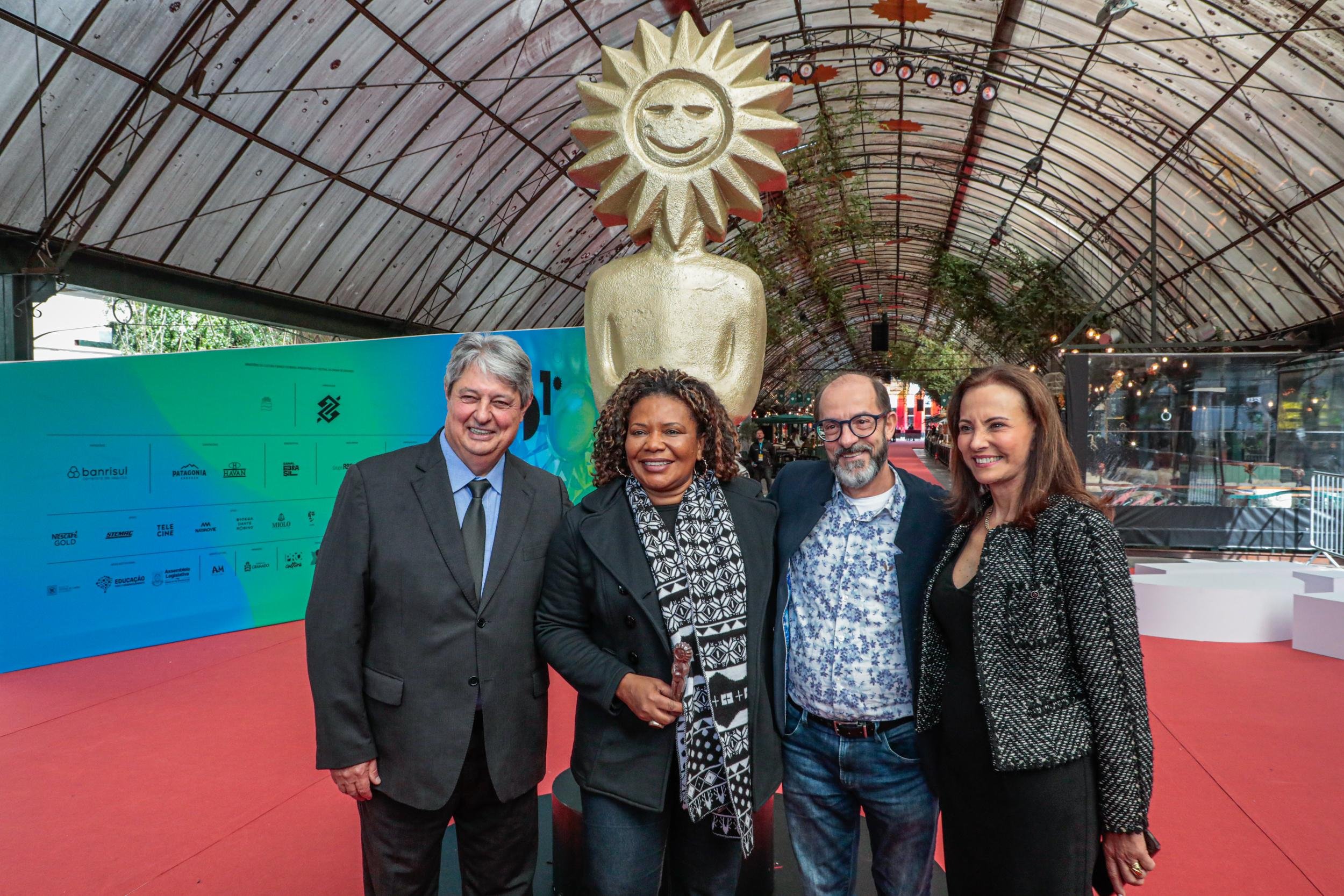 O prefeito de Gramado Nestor Tissot, a ministra da Cultura Margareth Menezes, o curador Marcos Santuario e a presidente da Gramadotur Rosa Helena Volk no tapete vermelho do 51&ordm; Festival de Cinema de Gramado