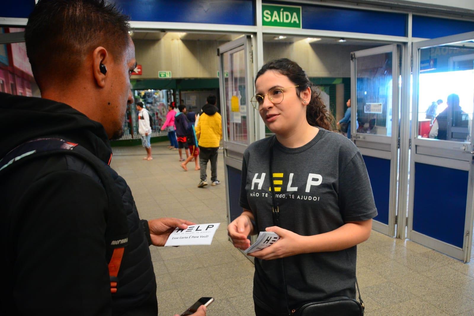 Volunt&aacute;rios do projeto entregaram cartas com mensagens motivacionais a quem passava pela esta&ccedil;&atilde;o.