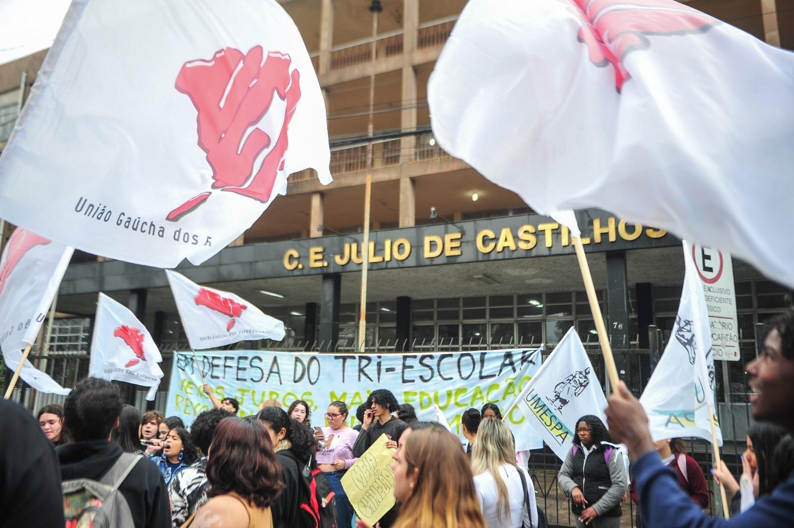 Na Capital, manifesta&ccedil;&atilde;o come&ccedil;ou no col&eacute;gio Julinho e percorreu ruas centrais