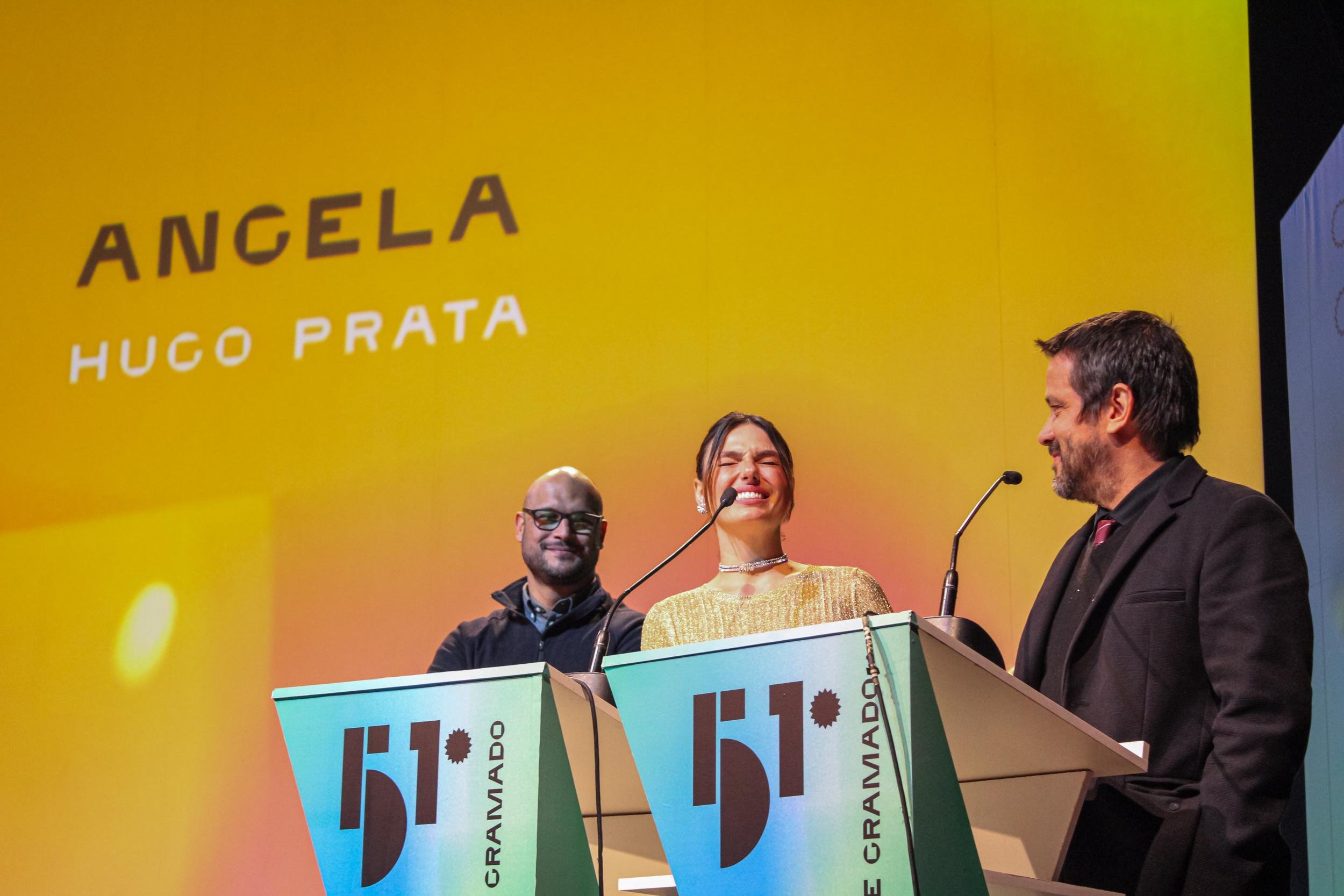 Isis Valverde (ao Centro), entre os diretores, na apresenta&ccedil;&atilde;o do filme 'Angela' no Festival de Cinema de Gramado