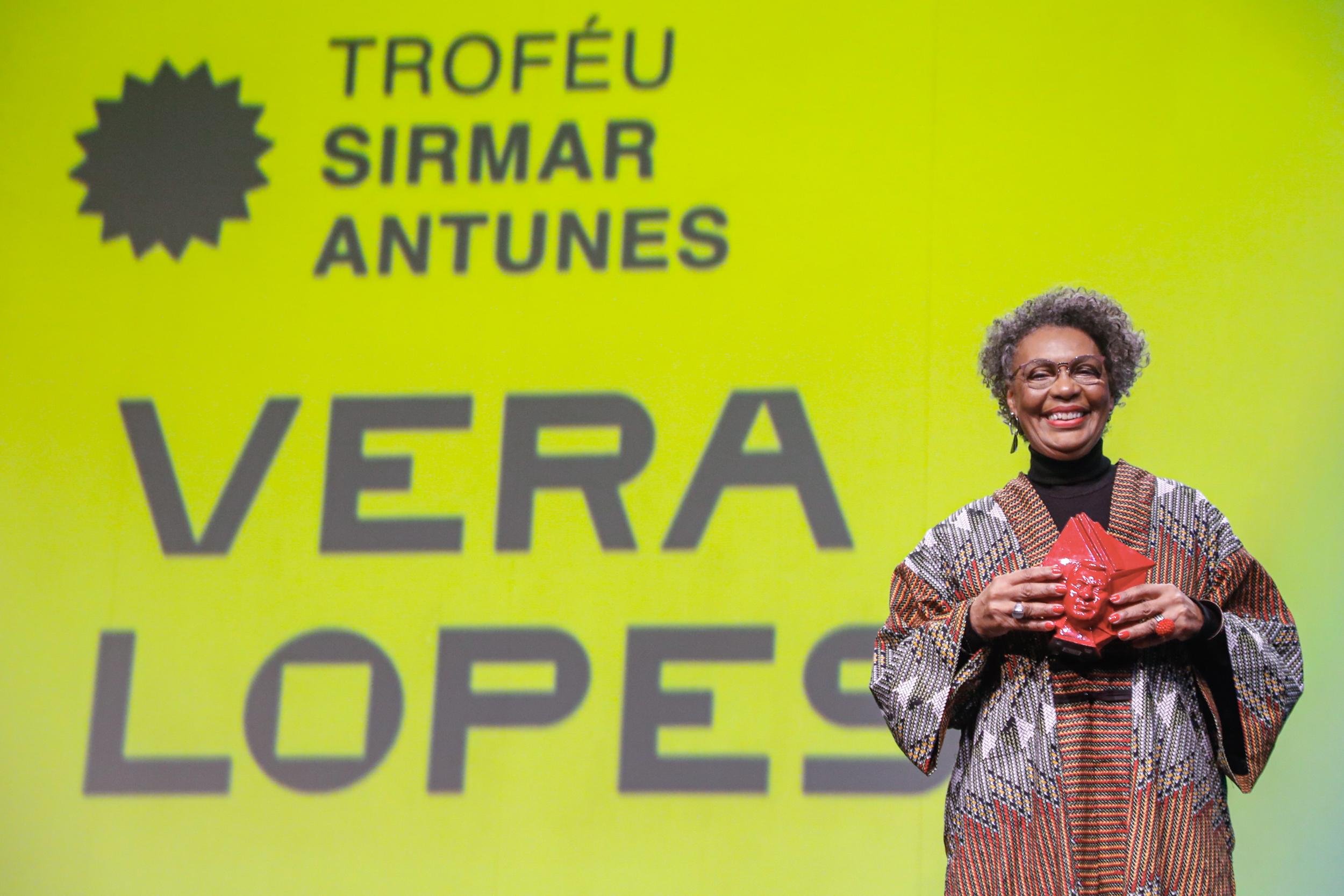 Atriz Vera Lopes recebeu o trof&eacute;u Sirmar Antunes