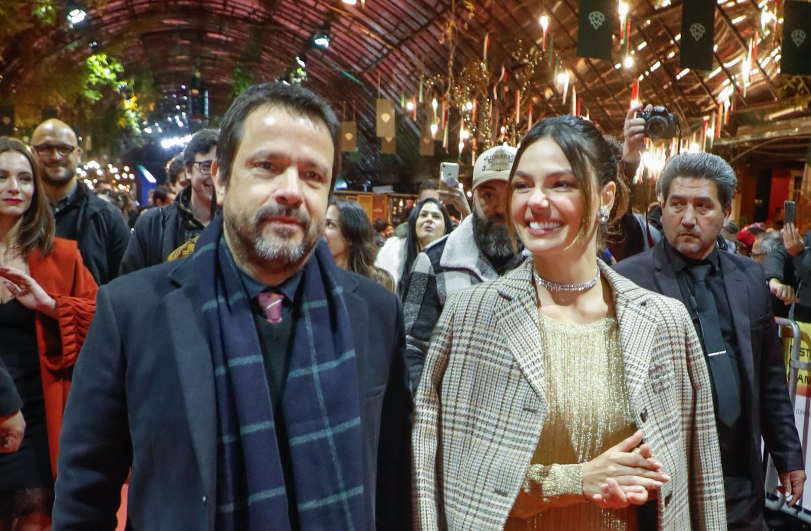 Diretor Hugo Prata e a atriz Isis Valverde apresentaram o filme '&Acirc;ngela'