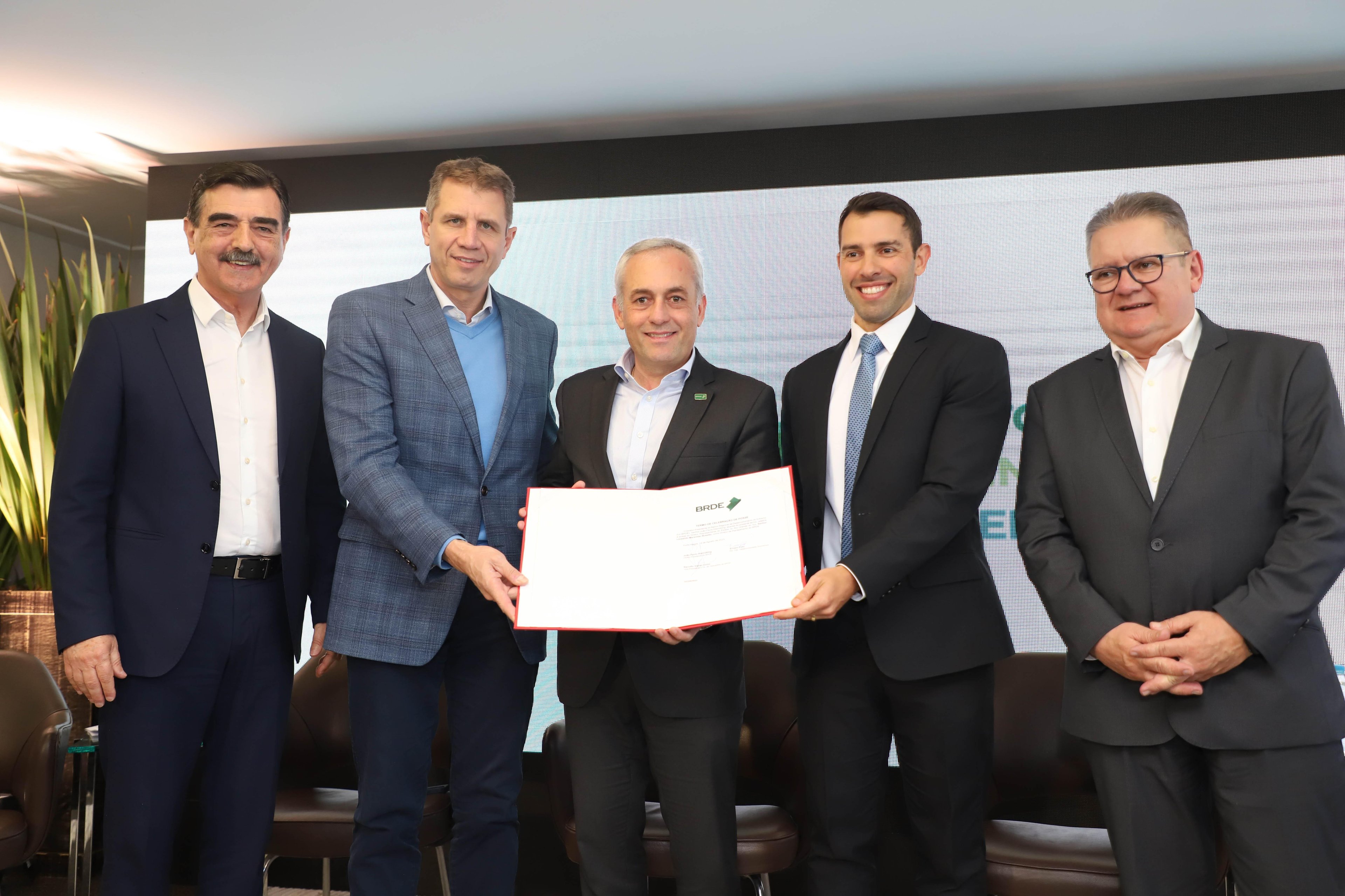 Autoridades assinaram termo de posse do novo diretor de Planejamento do BRDE, Leonardo Busatto.