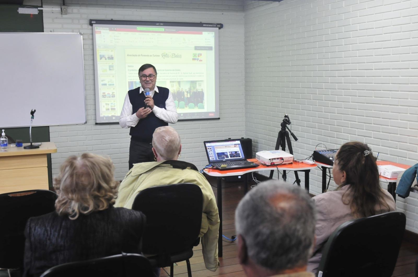 Adejanir Vasconcelos ressaltou que roteiro tur&iacute;stico proporciona aos visitantes uma vasta gama de atrativos culturais baseados principalmente na Cultura Pomerana, Polonesa e Ga&uacute;cha.