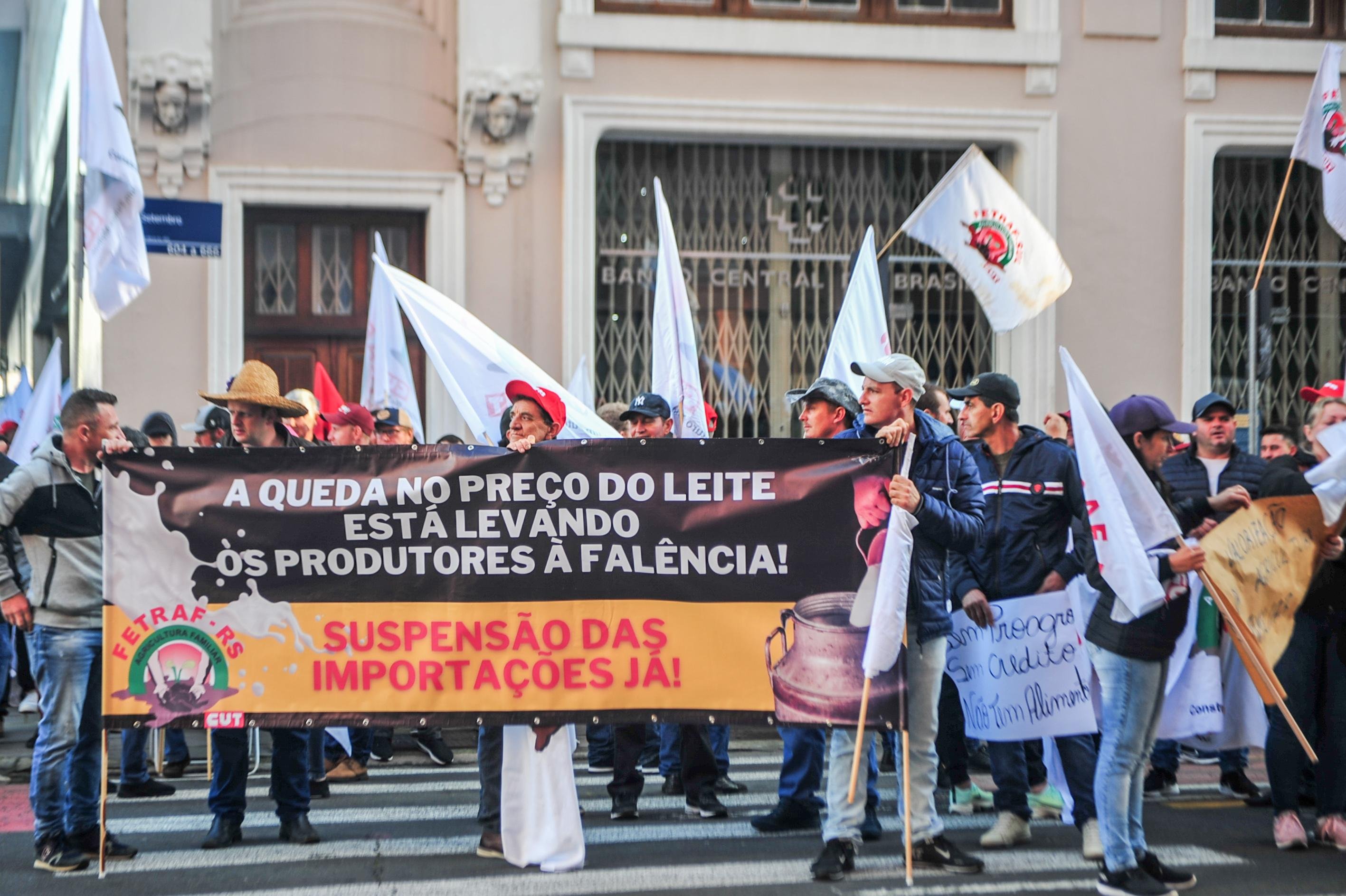 "Queremos protestar sobre as mudan&ccedil;as que ocorreram em rela&ccedil;&atilde;o ao Proagro que tem exclu&iacute;do um grande grupo de agricultores familiares", afirma o presidente da Federa&ccedil;&atilde;o dos Trabalhadores da Agricultura Familiar (Fetraf-RS), Douglas Cenci.