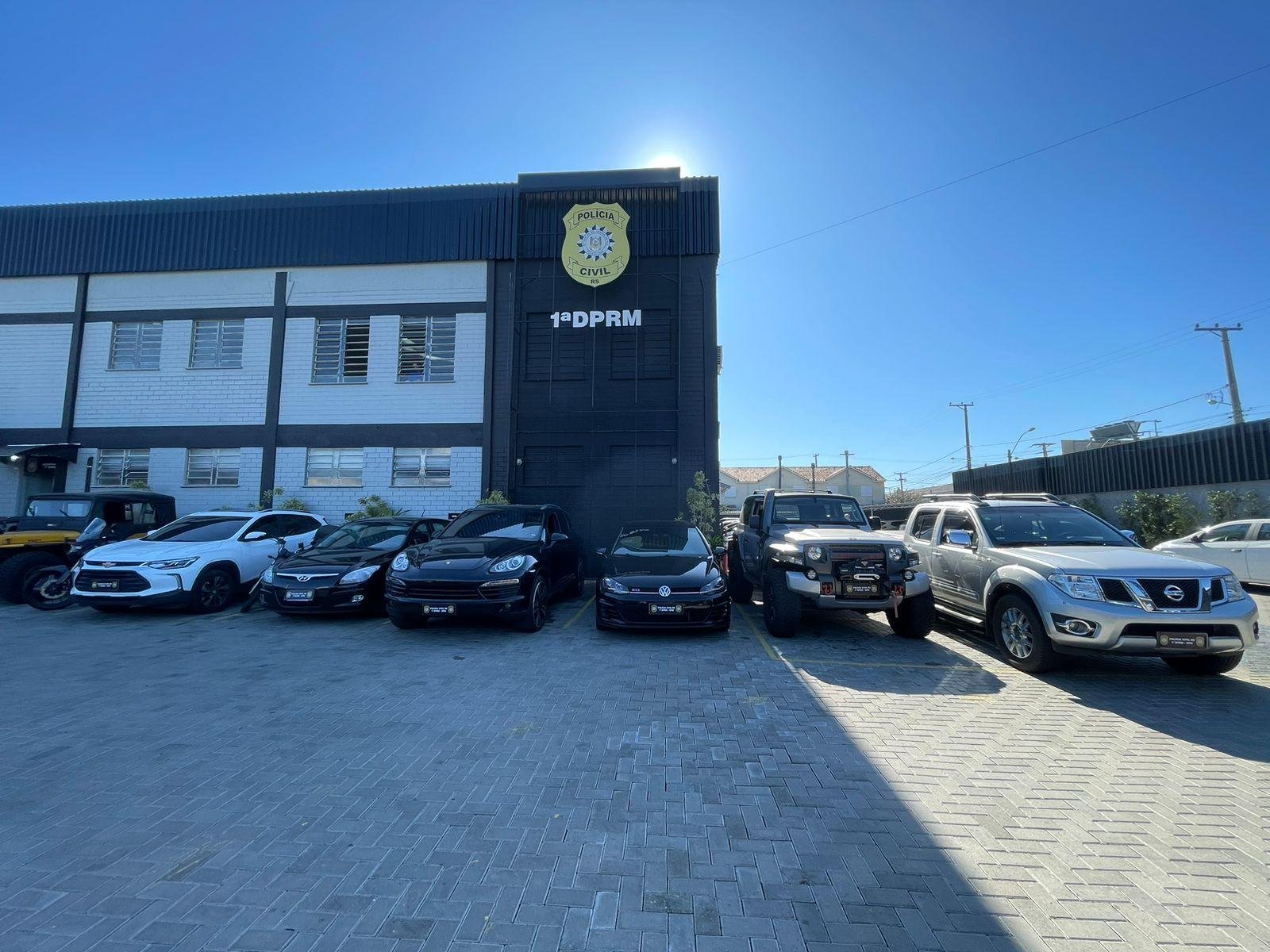 Carros de luxo foram apreendidos durante a opera&ccedil;&atilde;o policial