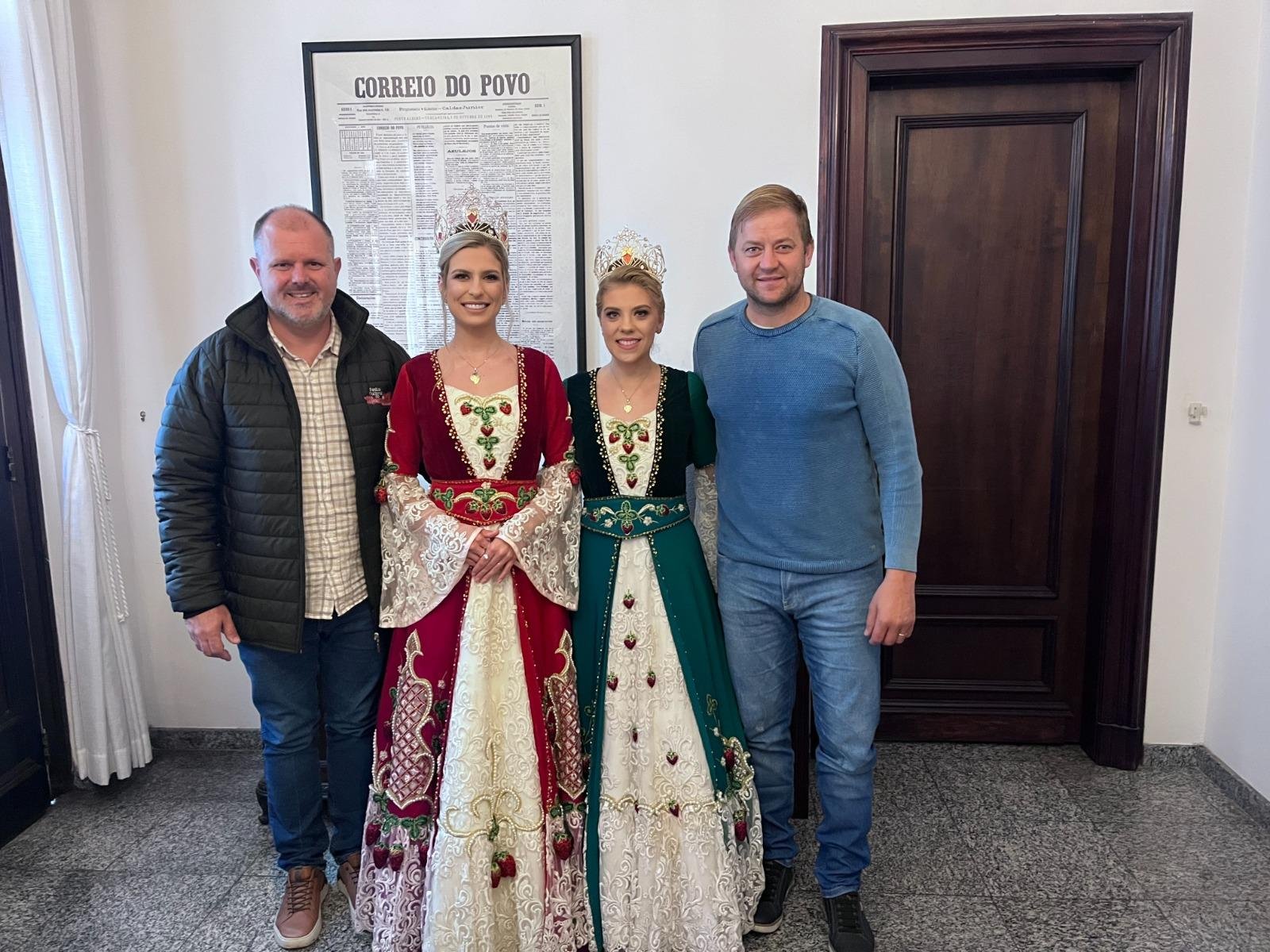 Presidente da Festa Nacional do Moranguinho, Andr&eacute; Kercher, a rainha Nicoli Reichert, a princesa Cris Helen Vogel e o prefeito de Bom Princ&iacute;pio, F&aacute;bio Persch, visitaram o Correio do Povo para divulgar o evento