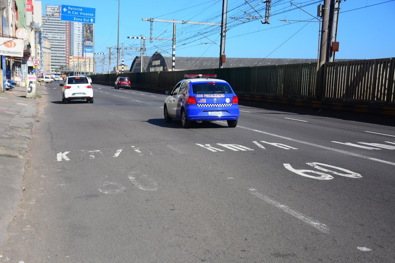 Ve&iacute;culo da EPTC passa na avenida Mau&aacute; em trecho onde pintura da faixa &eacute; quase invis&iacute;vel