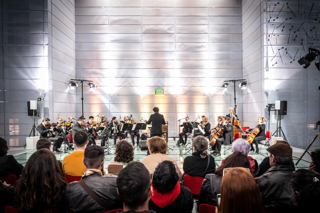 Maestro Tiago Flores comanda a Orquestra de C&acirc;mara da Ulbra neste concerto no &Aacute;trio do Farol Santander