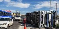 Acidente com o caminhão carregado com polietileno provocou lentidão no trânsito na zona norte de Porto Alegre