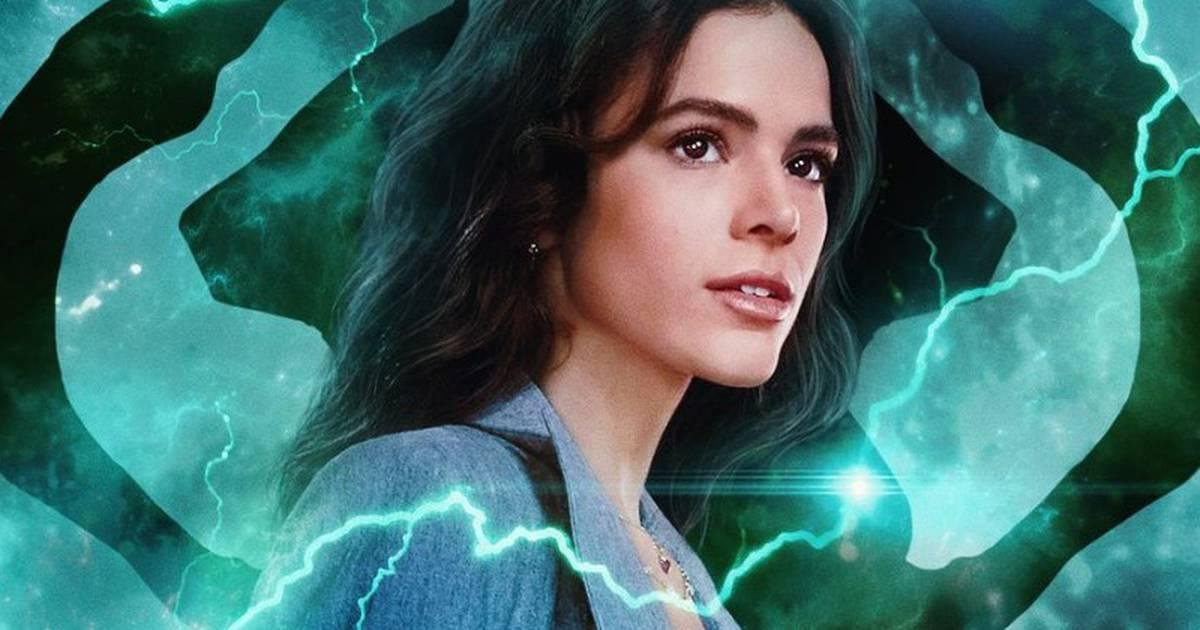 Bruna Marquezine em cartaz solo oficial do filme 'Besouro Azul'