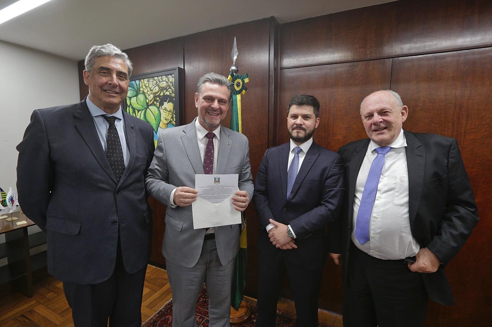 Ministro recebeu convite oficial para cerim&ocirc;nia oficial e Desfile dos Grandes Campe&otilde;es