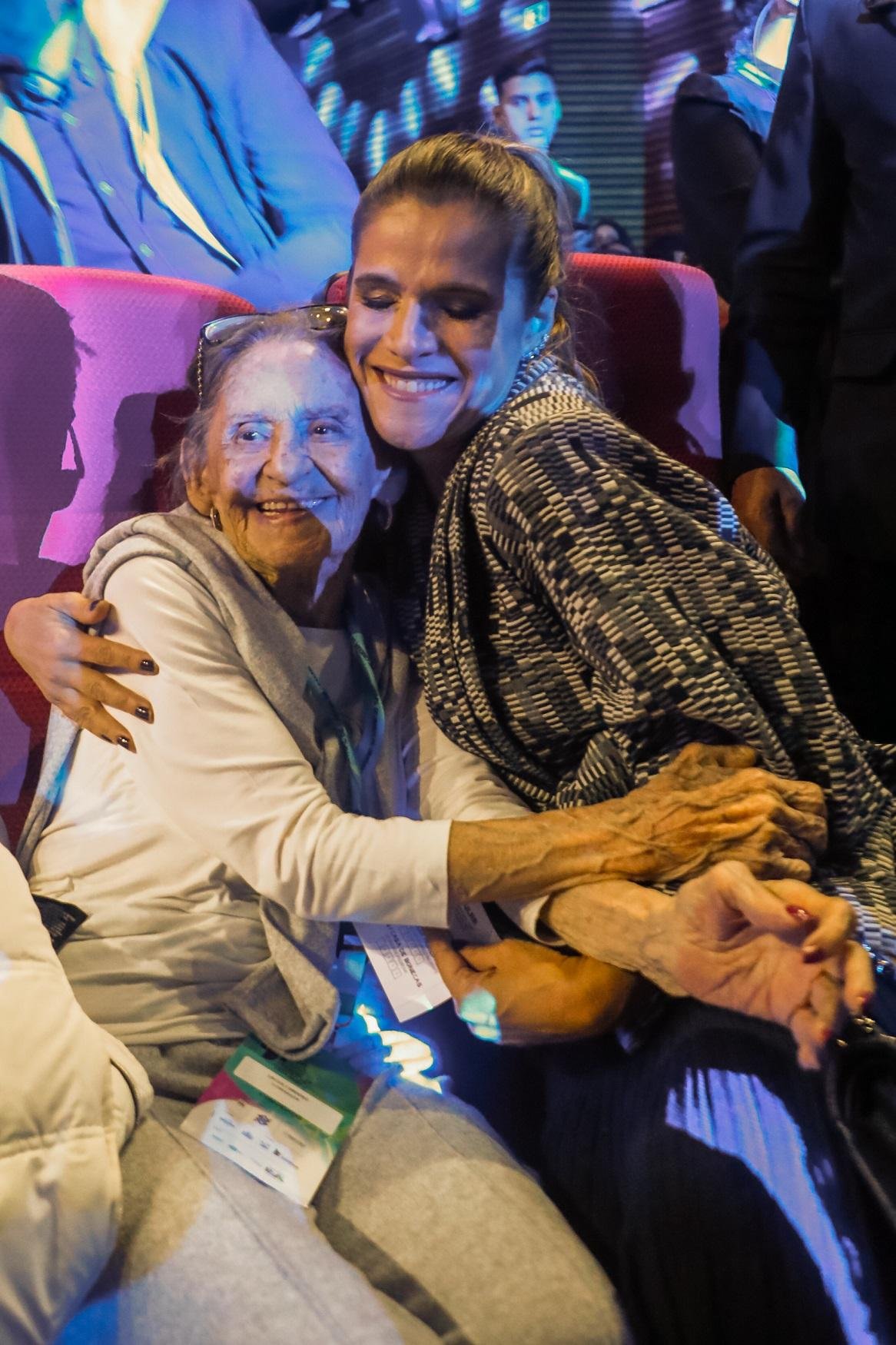 Laura Cardoso recebe abra&ccedil;o de Ingrid Guimar&atilde;es no Pal&aacute;cio dos Festivais