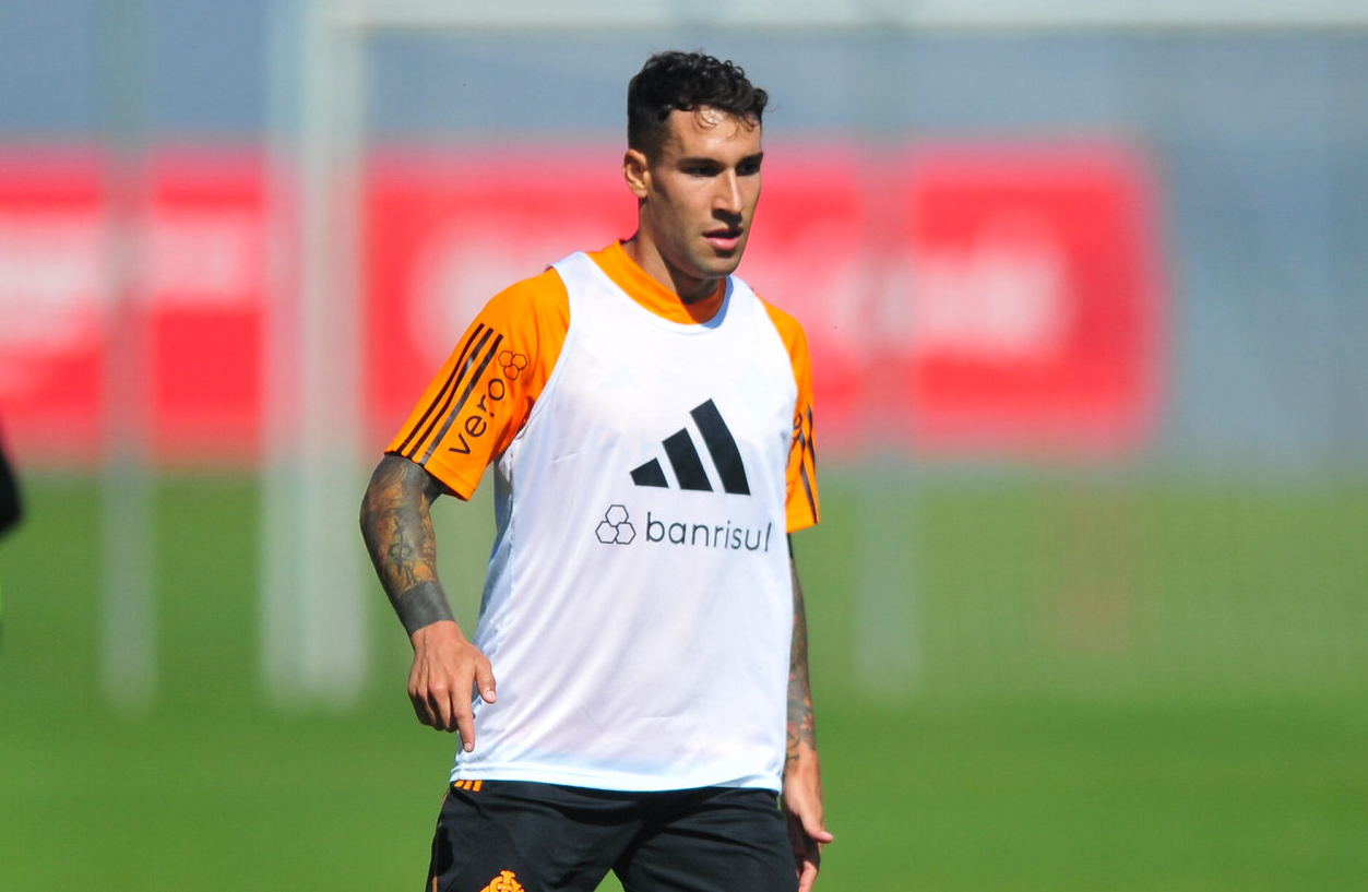 Espanhol j&aacute; est&aacute; treinando com o grupo principal