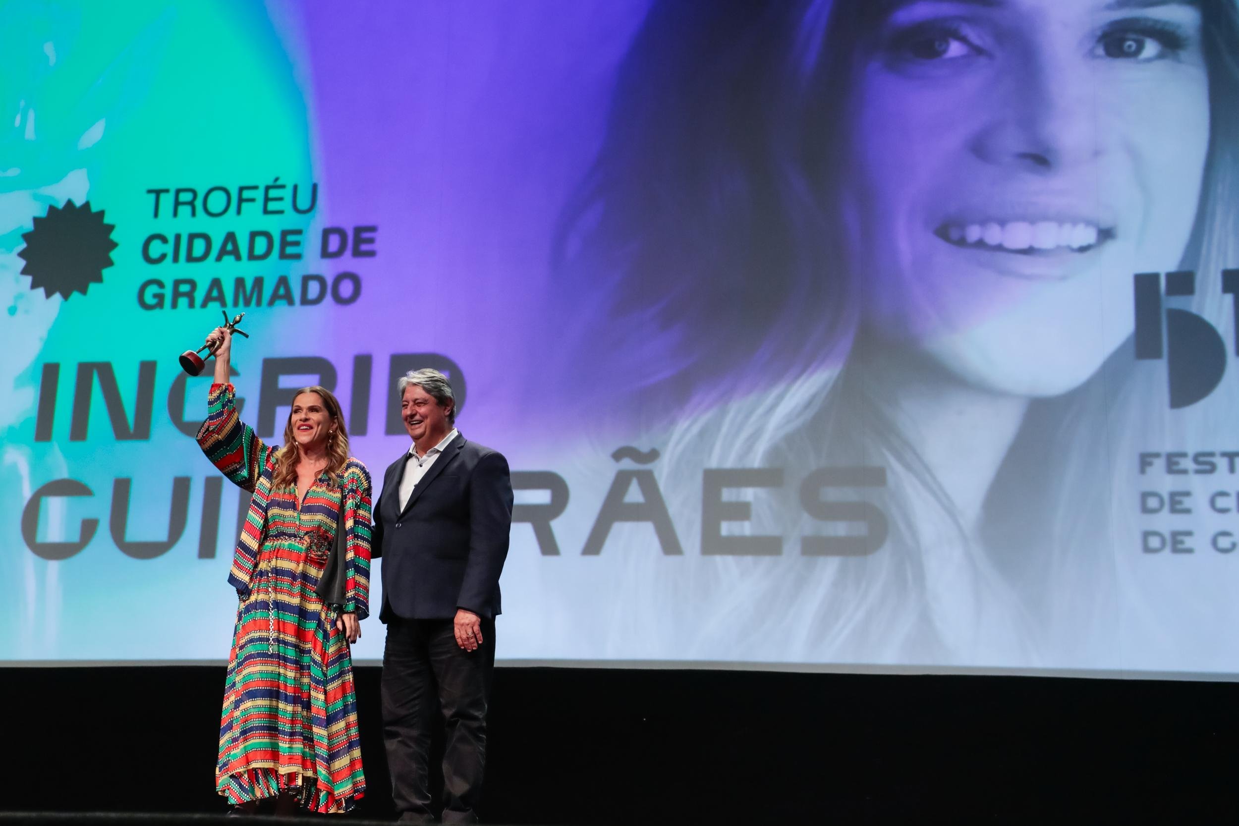 Ingrid Guimar&atilde;es recebeu homenagem das m&atilde;os do prefeito de Gramado, Nestor Tissot