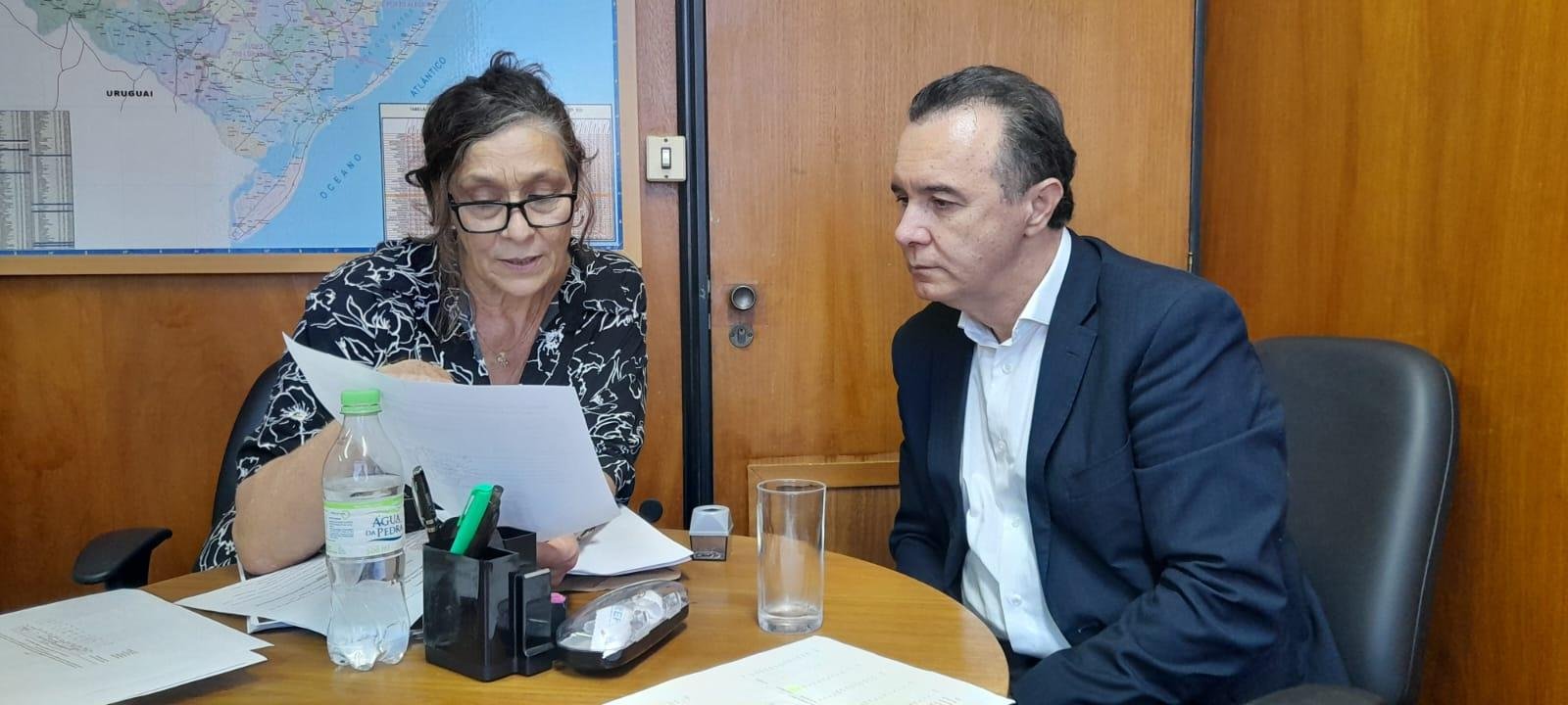 Em encontro na AL, deputada Sofia e secret&aacute;rio Jos&eacute; Paulo avaliaram dados