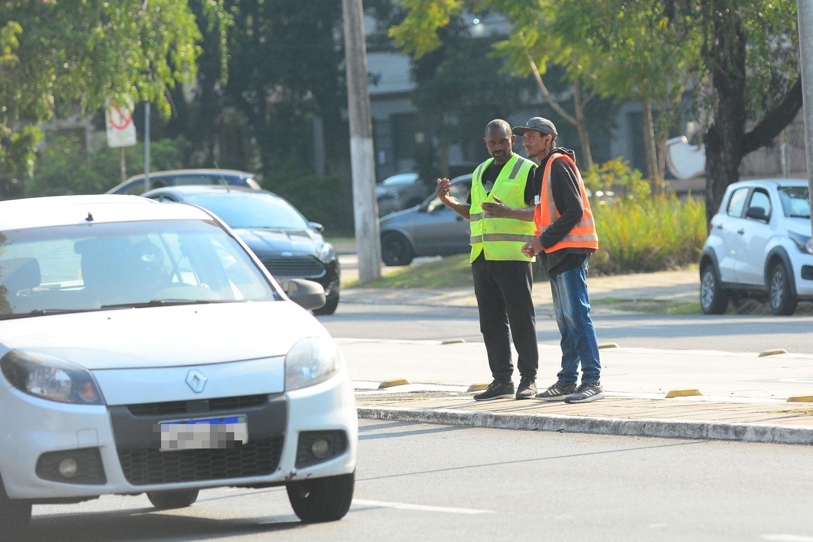 Em dupla, eles muitas vezes intimidam motoristas que buscam estacionar no local