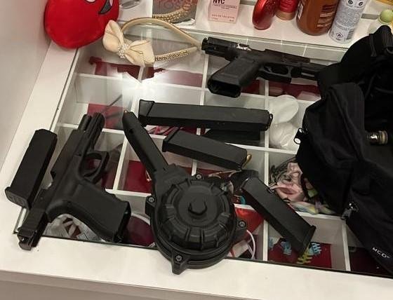 Em Balne&aacute;rio Cambori&uacute;, os policiais encontraram armas e muni&ccedil;&otilde;es na resid&ecirc;ncia do criminoso