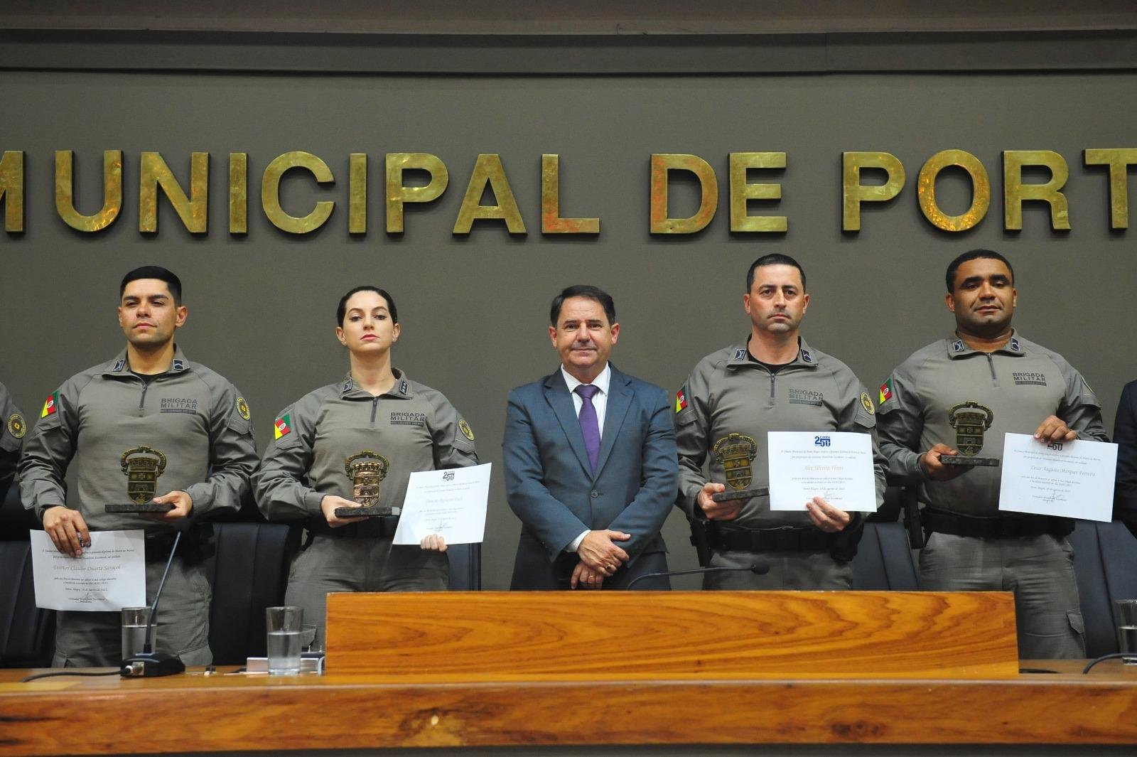 No ato solene, a capit&atilde; e os soldados da Brigada Militar expressaram profunda gratid&atilde;o pela honraria concedida e reafirmaram o comprometimento da institui&ccedil;&atilde;o em garantir a seguran&ccedil;a da sociedade ga&uacute;cha, demonstrando bravura e resili&ecirc;ncia em situa&ccedil;&otilde;es desafiadoras.